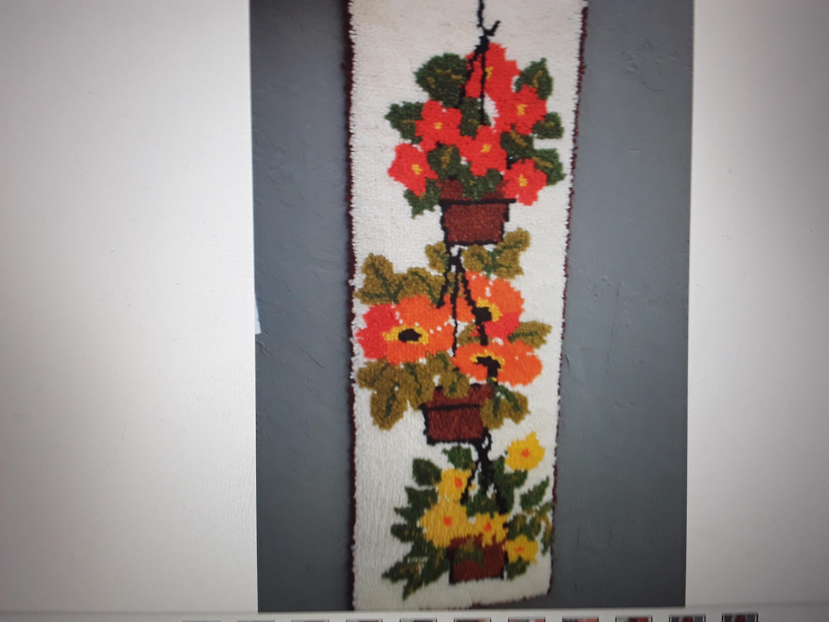 1960's Vintage Mid Century Modern Latchhooked Yarn Art of Potted Flowers. Hübsches Stück!