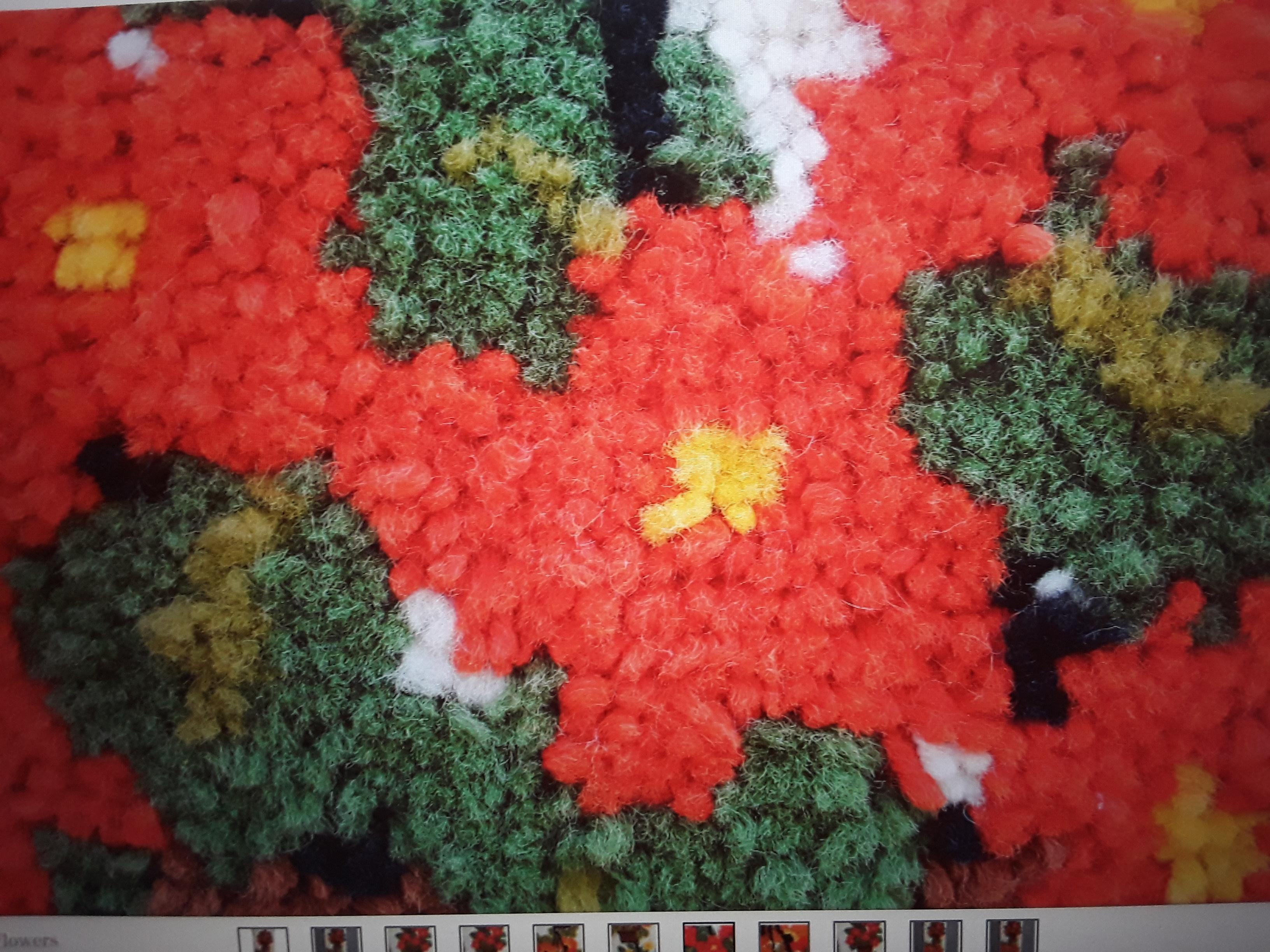 Vintage MCM Latchhooked Yarn Art of Potted Flowers, Vintage  (Mitte des 20. Jahrhunderts) im Angebot