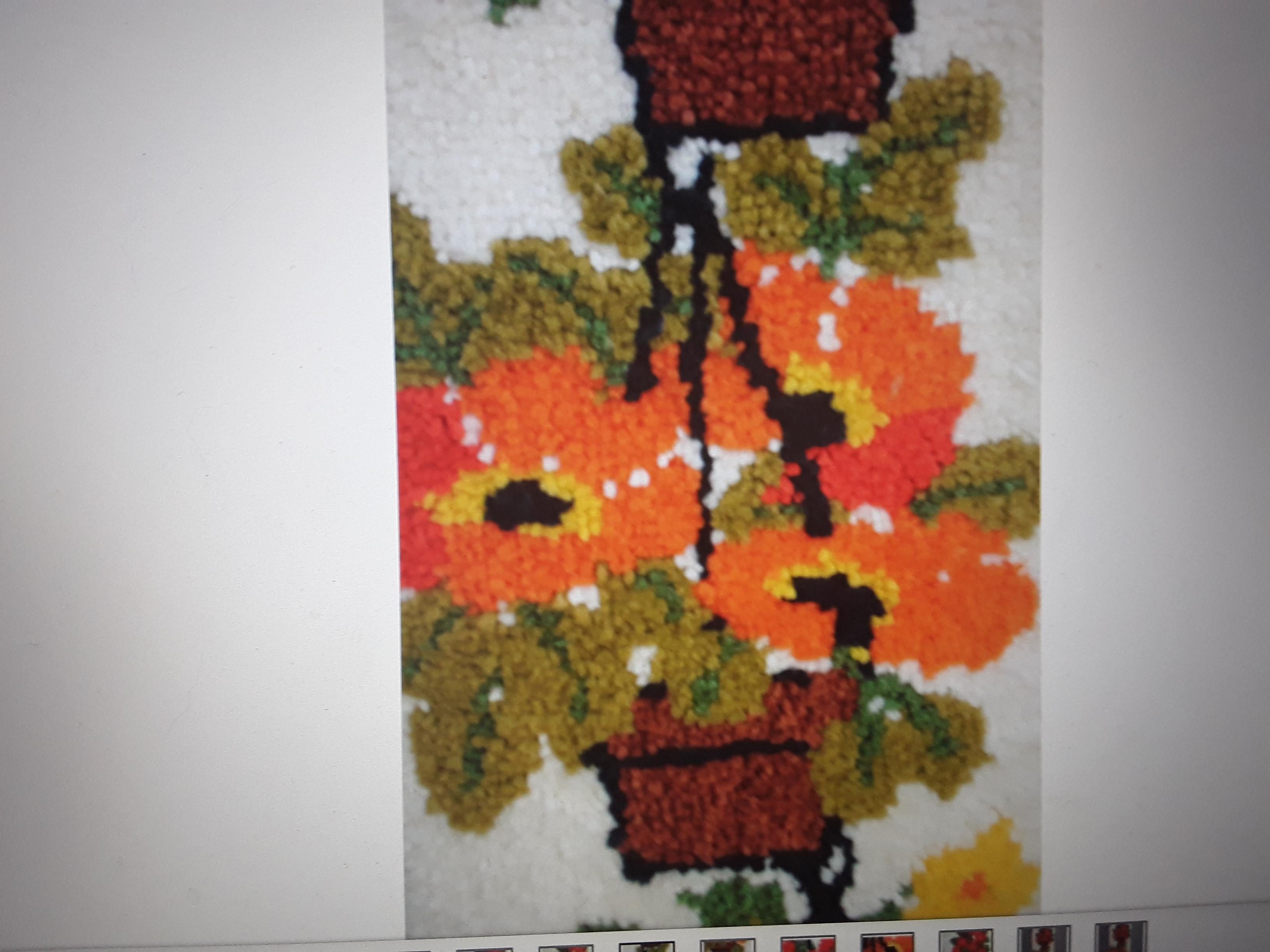 Vintage MCM Latchhooked Yarn Art of Potted Flowers, Vintage  im Angebot 1