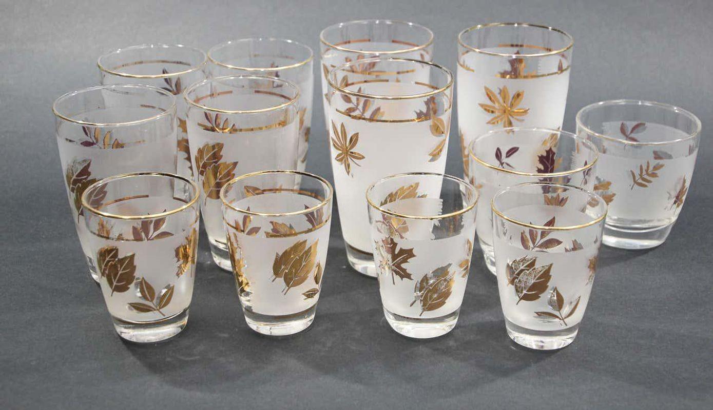 Elegant vintage Libbey Golden Foliage barware frosted glasses with leaves pattern in a gold finish.
Set includes 7 highball glasses.
6 smaller glasses.
Hollywood Regency style Mid-Century Modern Libbey Golden Foliage vintage glasses.
The pattern