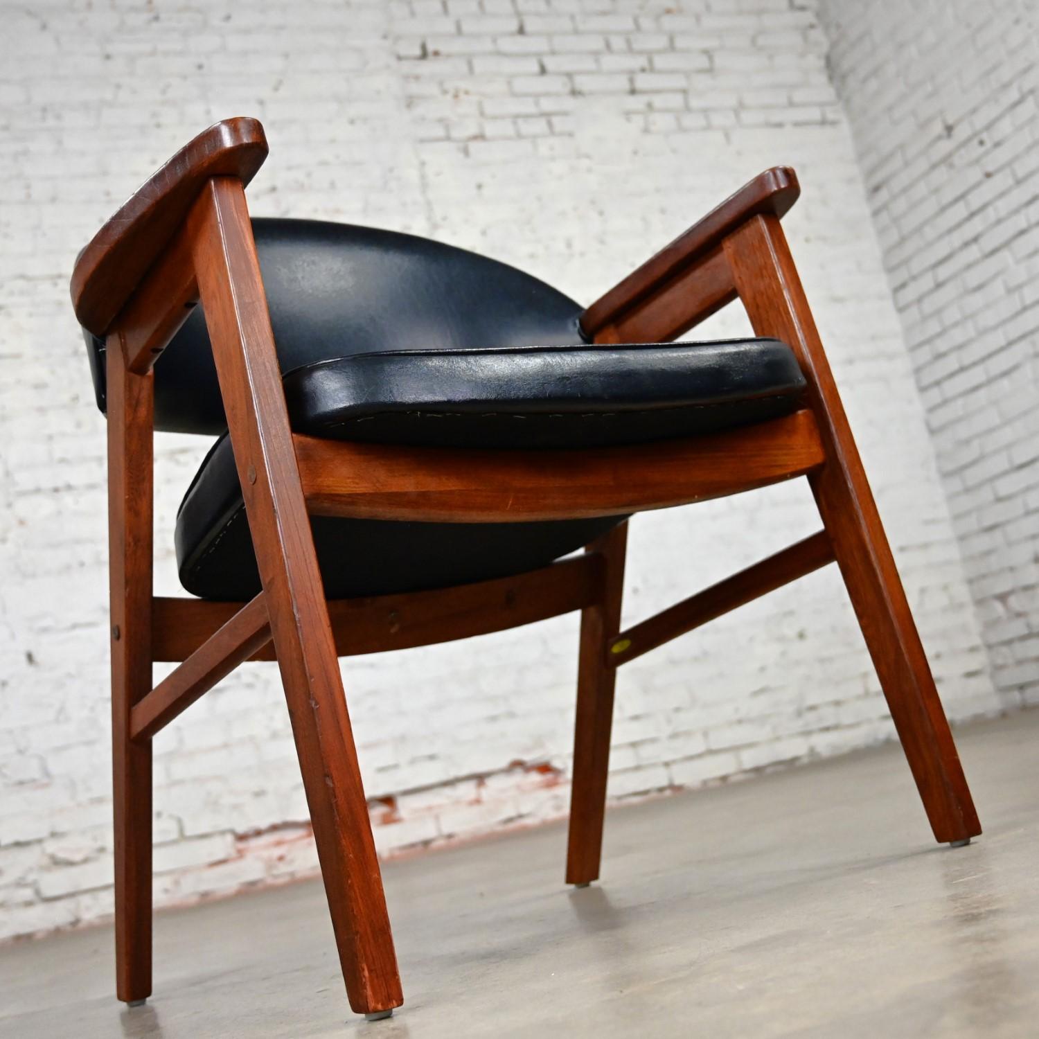 Vintage MCM Madison Furniture Single Oak Armchair Oak Frame & Black Vinyl For Sale 3