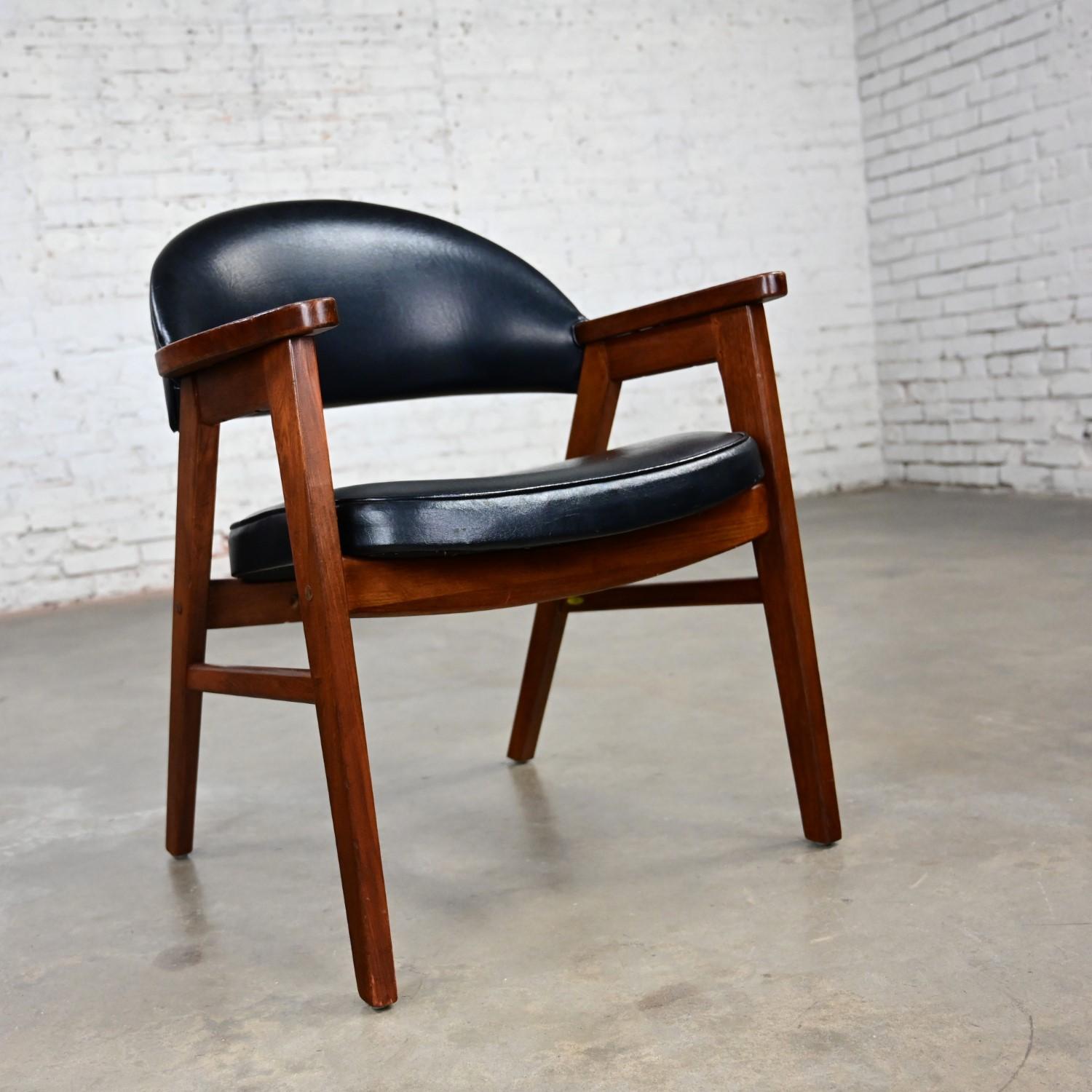 Vintage MCM Madison Furniture Single Oak Armchair Oak Frame & Black Vinyl For Sale 8