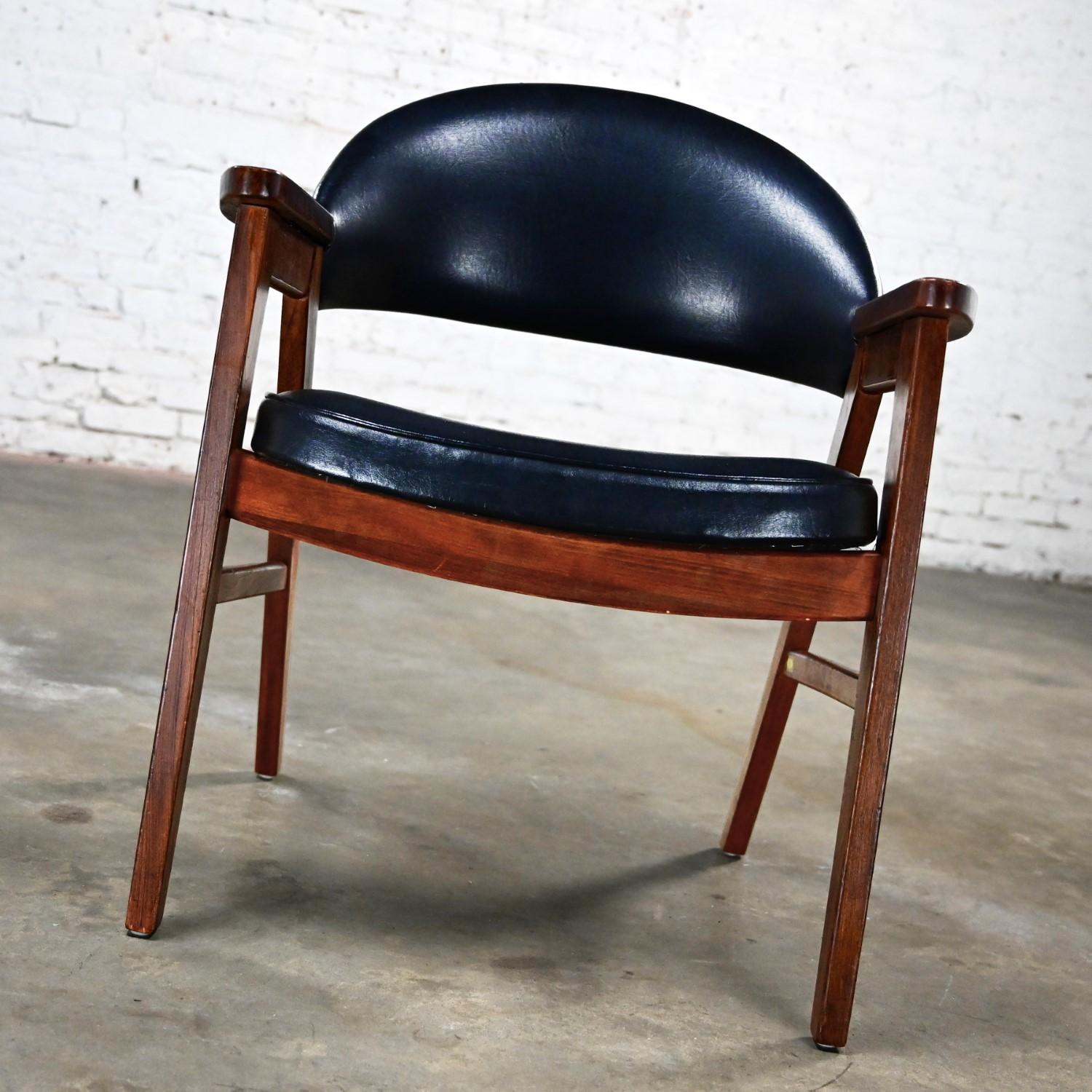 American Vintage MCM Madison Furniture Single Oak Armchair Oak Frame & Black Vinyl For Sale