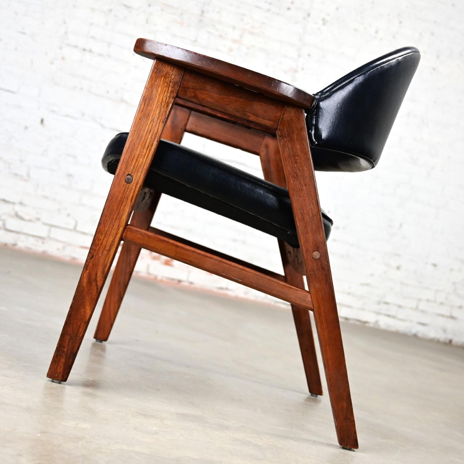 Vintage MCM Madison Furniture Single Oak Armchair Oak Frame & Black Vinyl In Good Condition For Sale In Topeka, KS