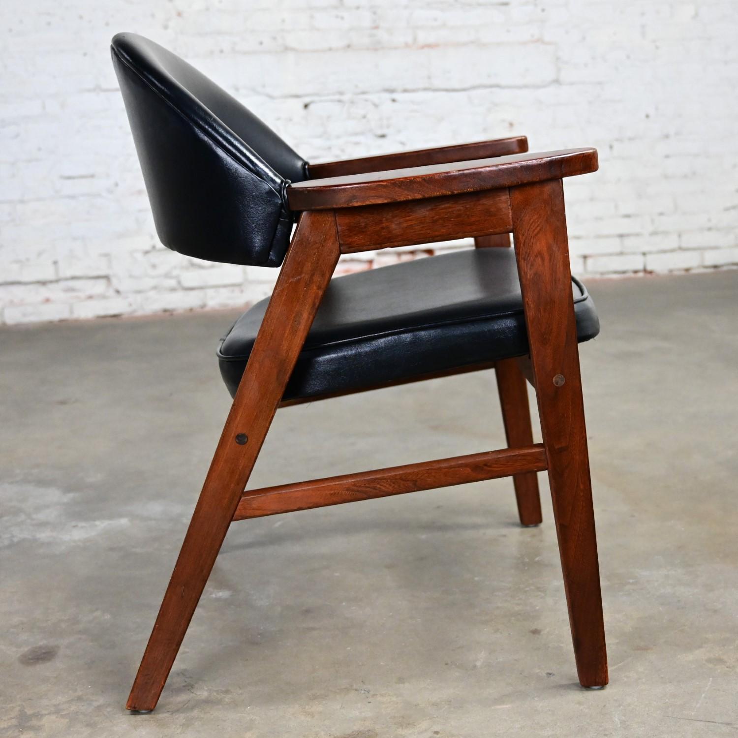 Vintage MCM Madison Furniture Single Oak Armchair Oak Frame & Black Vinyl For Sale 1