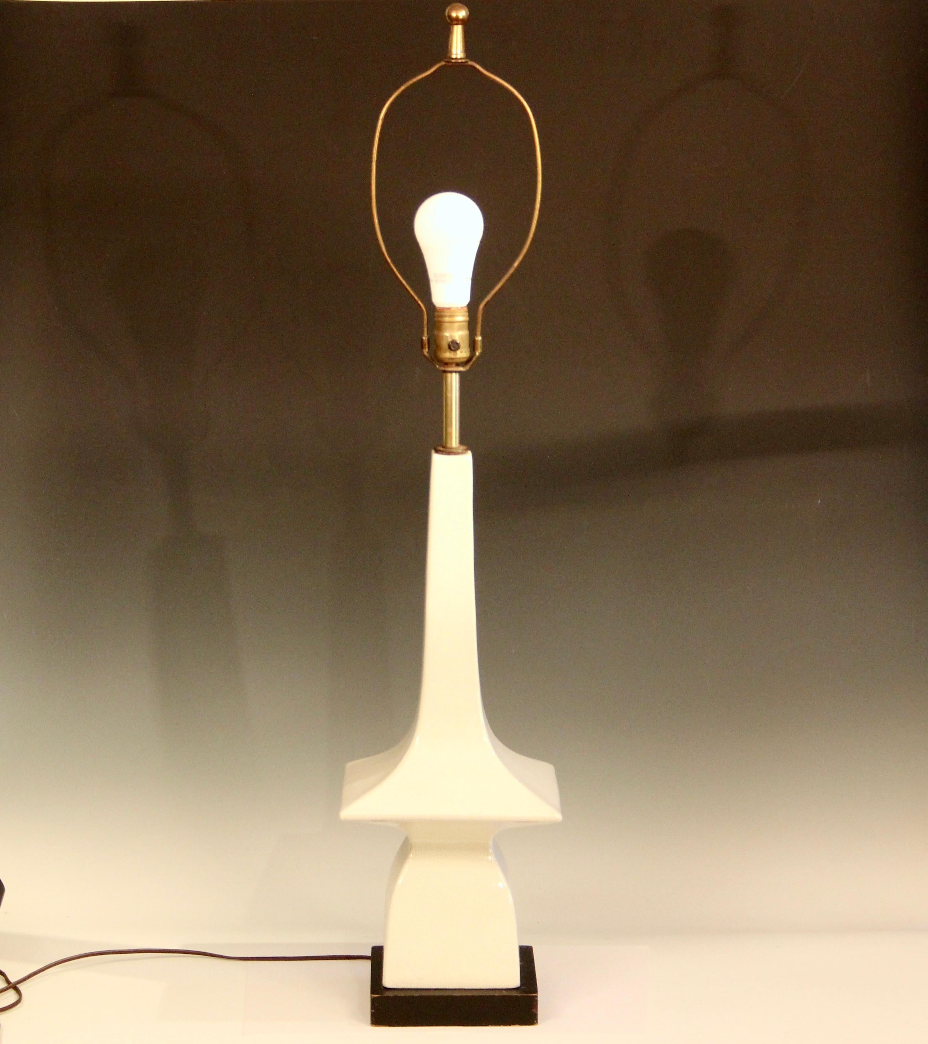 
Große Mid Century Space Age Modern Keramiklampe in weißer Craquelé-Glasur, circa 1960er Jahre. Insgesamt 40