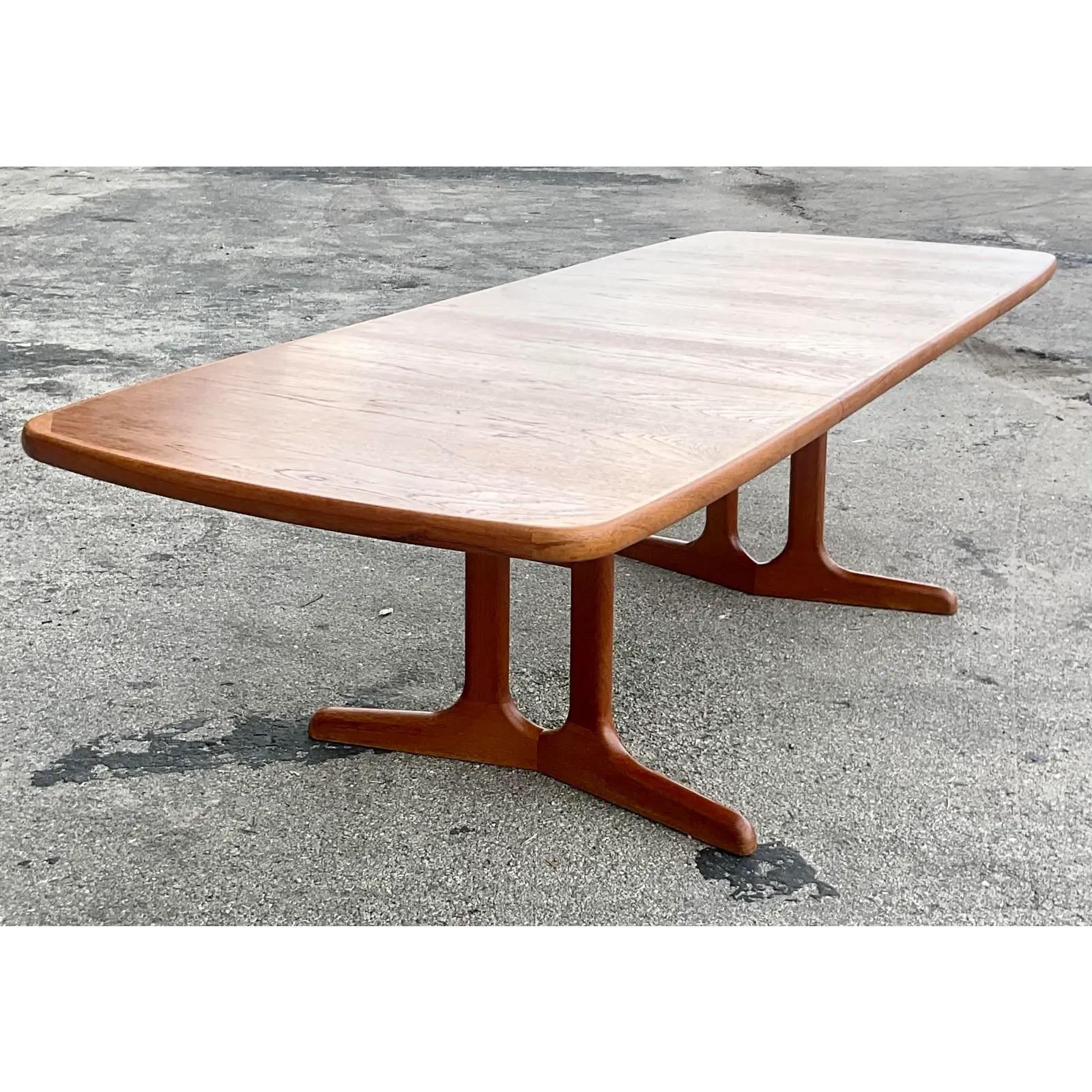 Un fantastico tavolo da pranzo MCM vintage in teak. Prodotto in Danimarca dal gruppo Mobler. Stampigliato sul fondo. Due ante che si ripongono facilmente all'interno del telaio del tavolo chiuso. Acquistato da una proprietà di Palm Beach. Le