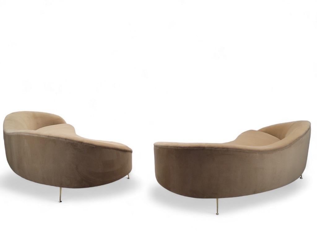 Vintage Mid Century Modern Munari Style Curved Sofa auf gebürstetem Messing Beine neu gepolstert in italienischen Plüsch Kamel Mohair Samt - Paar 

Diese exquisite, geschwungene Sofagarnitur im Munari-Stil aus der Mitte des Jahrhunderts besticht