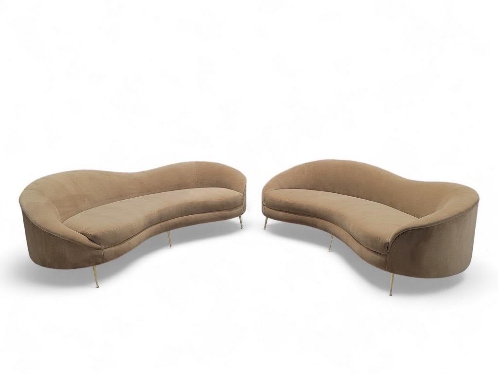 Vintage MCM Munari Style Sofa Neu gepolstert in Italienisch Mohair - Paar im Zustand „Gut“ in Chicago, IL