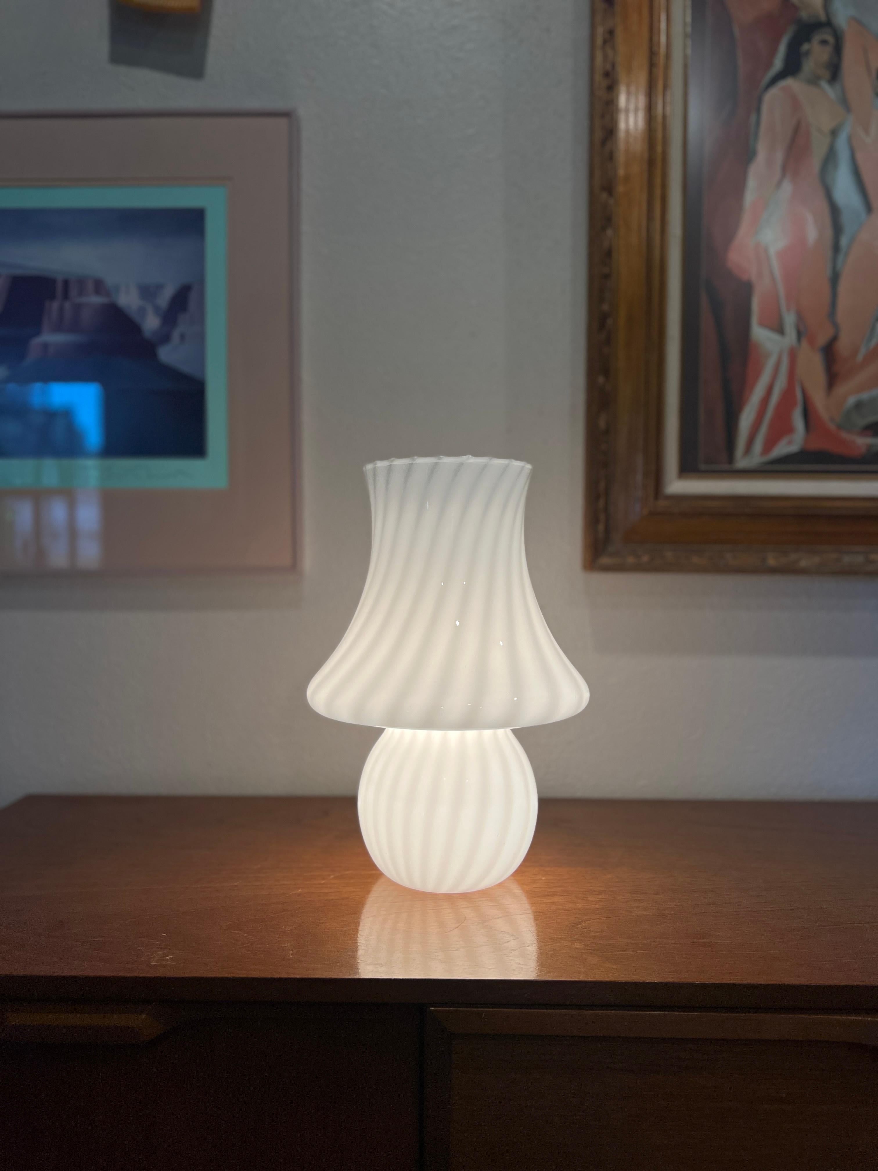Mid-Century Modern Grande lampe de bureau vintage MCM Original Italy Murano en verre blanc champignon de 14''