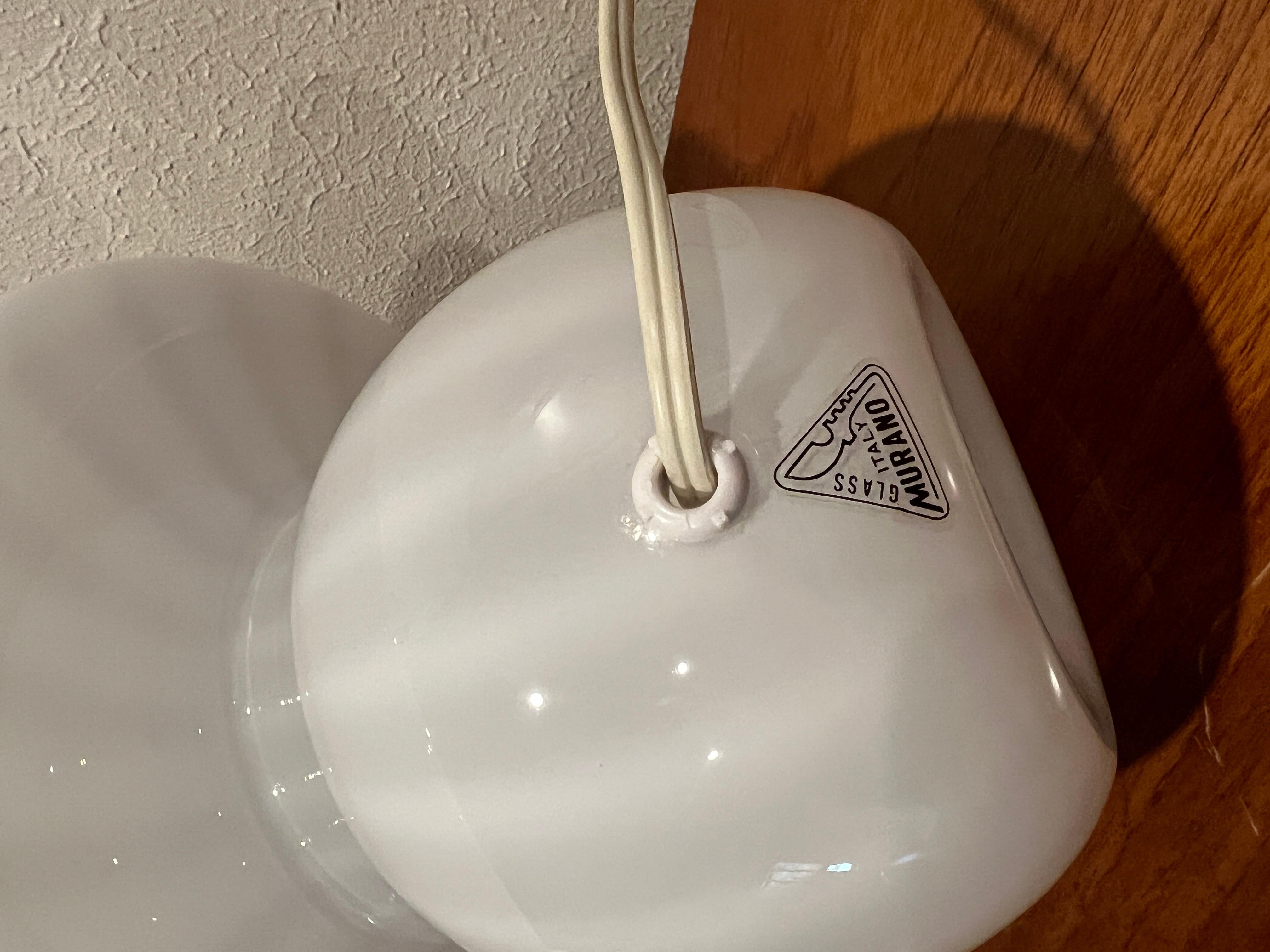 Vintage MCM Original Italy Murano White Glass Mushroom Large 14'' Table Lamp In Good Condition In Houston, TX