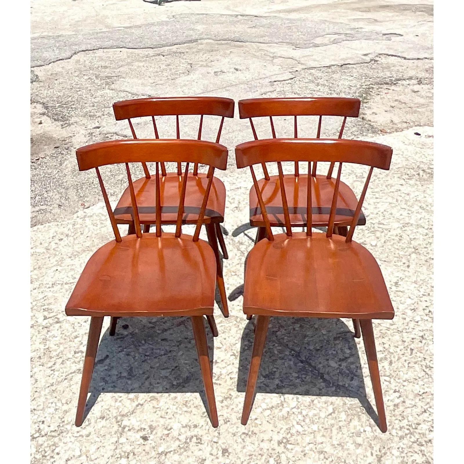 Fantastique ensemble de 4 chaises à manger MCM vintage. Conçu par le légendaire Paul McCobb, un géant du Midcentury. Magnifique dossier à fuseau avec la vis d'incrustation convoitée sur chaque siège. Acquis d'une propriété de Palm Beach.