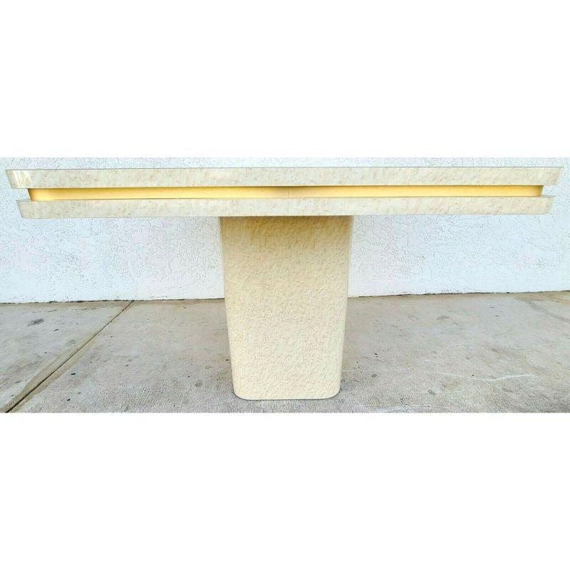 Angebot einer unserer jüngsten Palm Beach Estate Fine Furniture Acquisitions of A 
1960's Mid Century Modern Formica Pedestal Dining Spieltisch mit vertieften Gold Trim

Färbung: Hellgrün und hellbraune Akzente.

Ungefähre Maße in Zoll
30