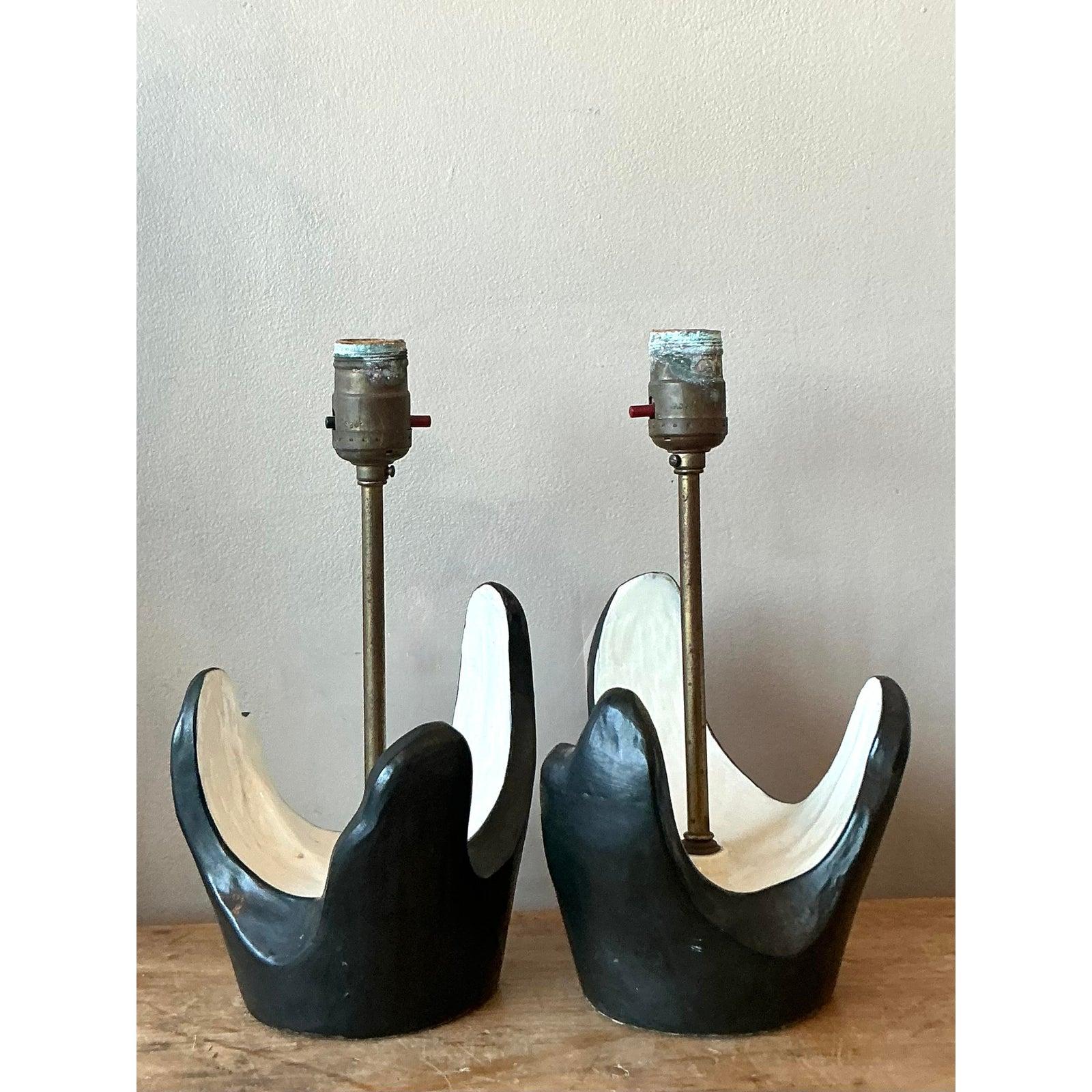 Ti presentiamo un'affascinante coppia di lampade da tavolo astratte in gesso del Mid-Century Modern, che incarnano la sensibilità del design organico e scultoreo dell'epoca. Queste lampade sono caratterizzate da una base unica a forma libera con una