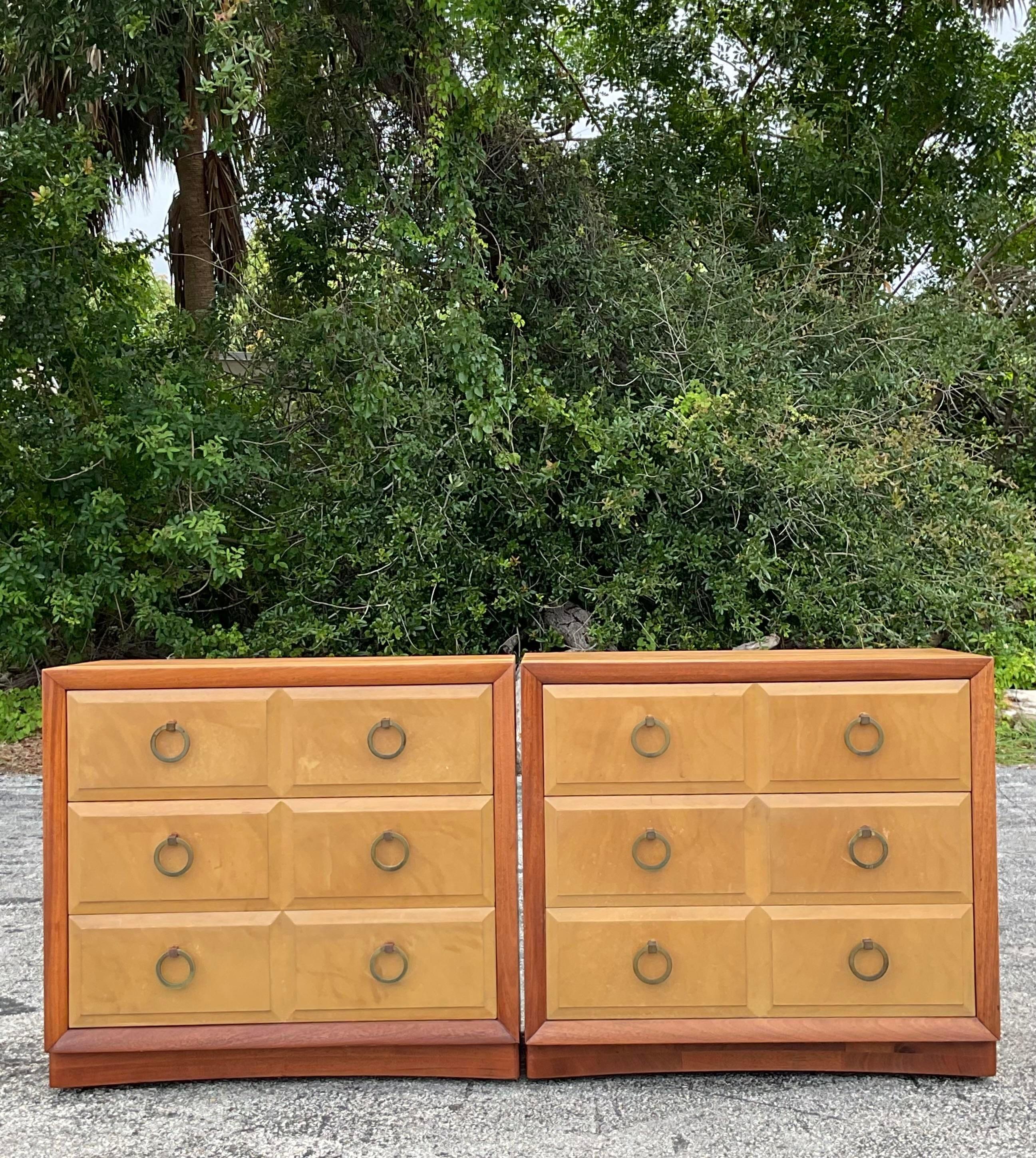 Eleva la tua casa con questa splendida coppia di cassettiere in stile vintage Mid-Century Modern Robsjohn-Gibbings for Widdicomb. Queste cassapanche, che si contraddistinguono per le linee pulite e il design sofisticato, offrono un'eleganza senza