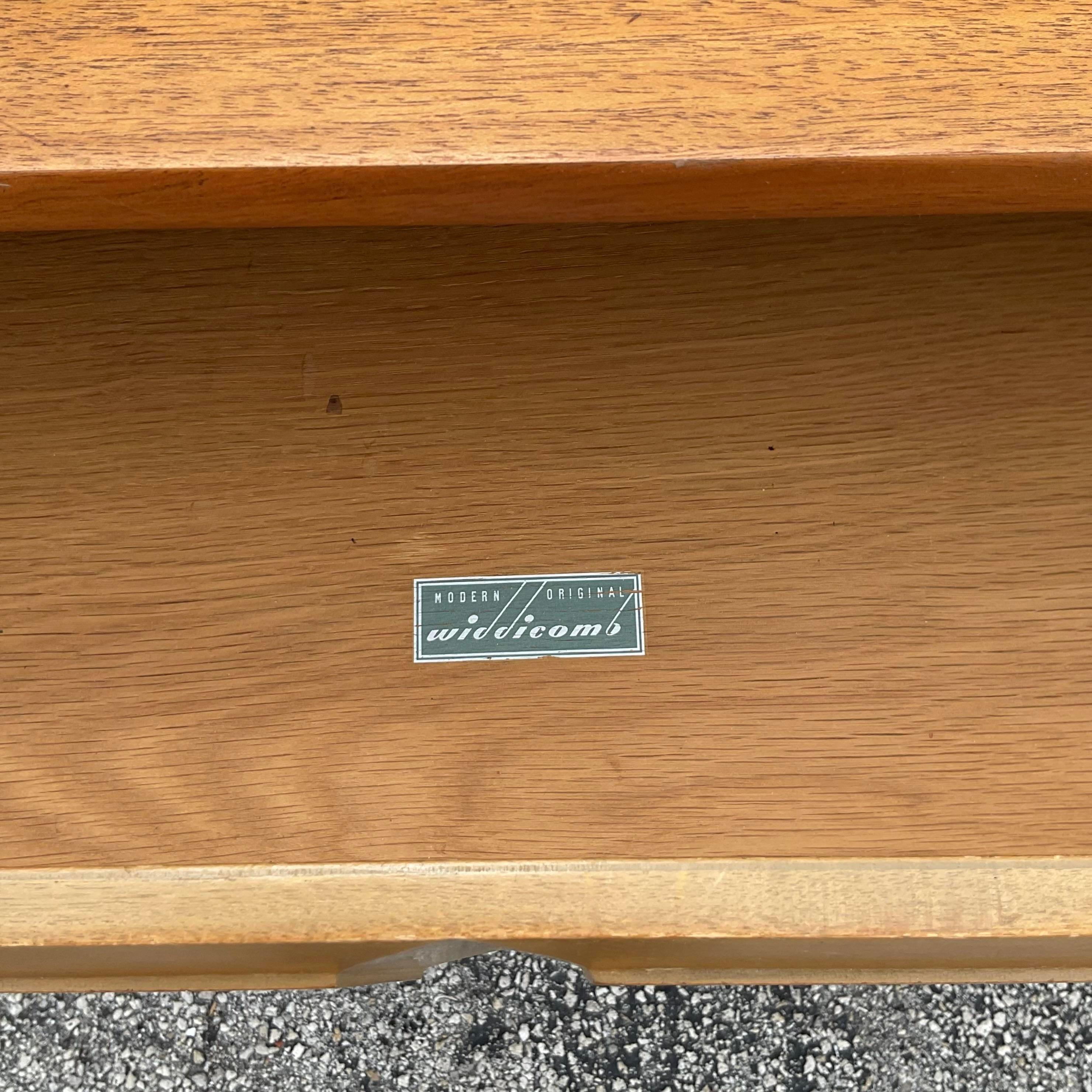 Cassettiera d'epoca MCM Robsjohn Gibbings per Widdicomb - una coppia in vendita 1