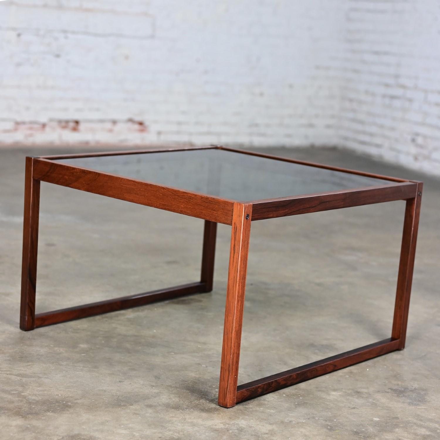 Table basse ou table d'appoint vintage MCM Rosewood Square Frame & plateau en verre fumé en vente 3