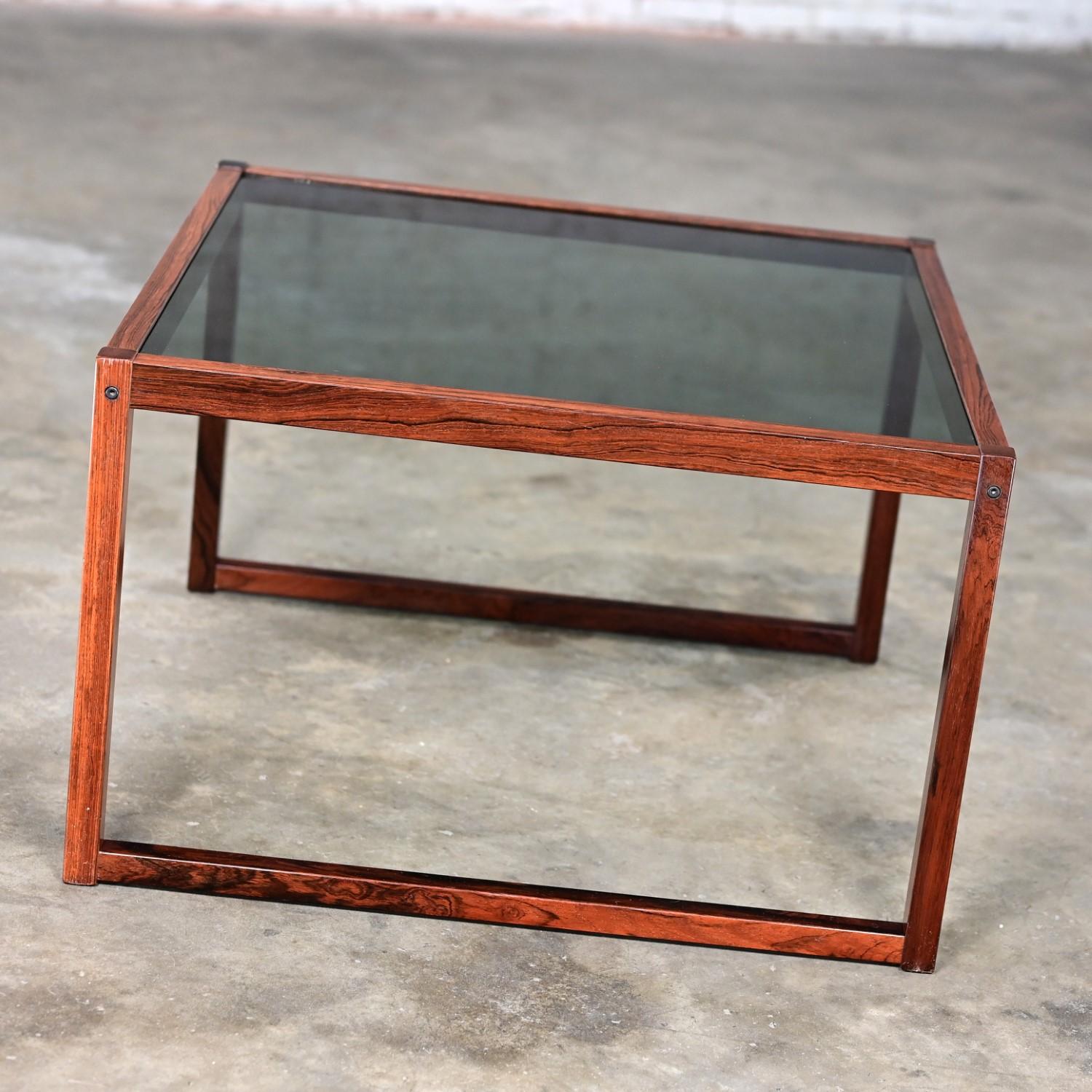 Table basse ou table d'appoint vintage MCM Rosewood Square Frame & plateau en verre fumé en vente 4