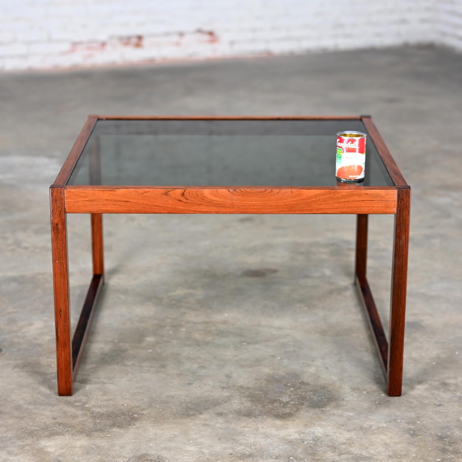 Table basse ou table d'appoint vintage MCM Rosewood Square Frame & plateau en verre fumé en vente 6