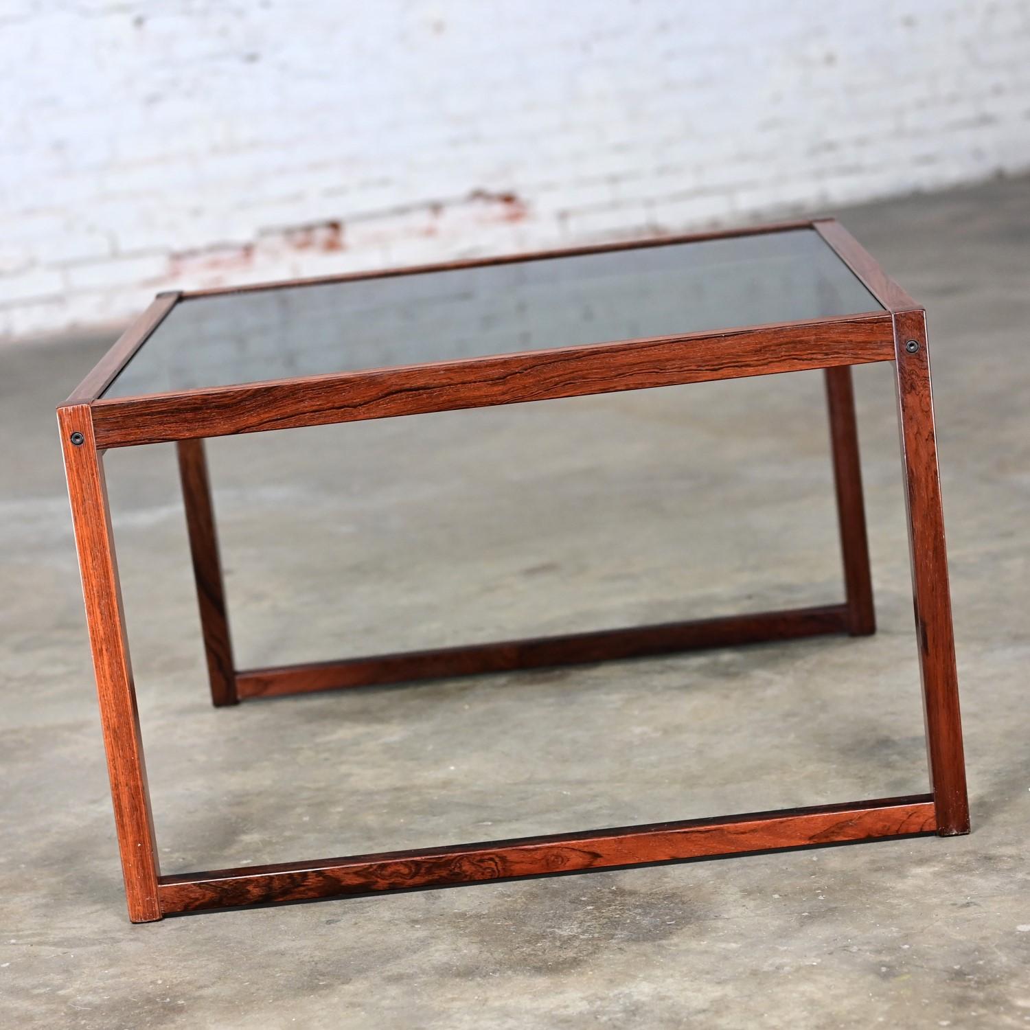 Table basse ou table d'appoint vintage MCM Rosewood Square Frame & plateau en verre fumé en vente 7