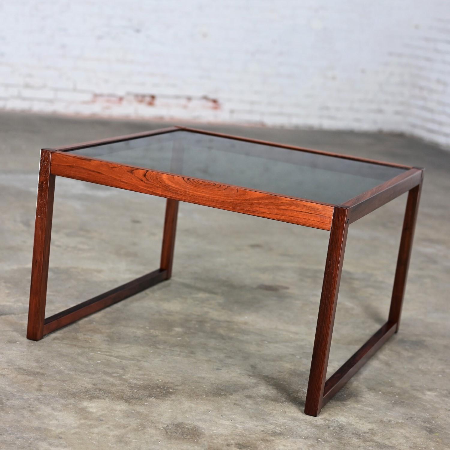 Table basse ou table d'appoint vintage MCM Rosewood Square Frame & plateau en verre fumé en vente 9