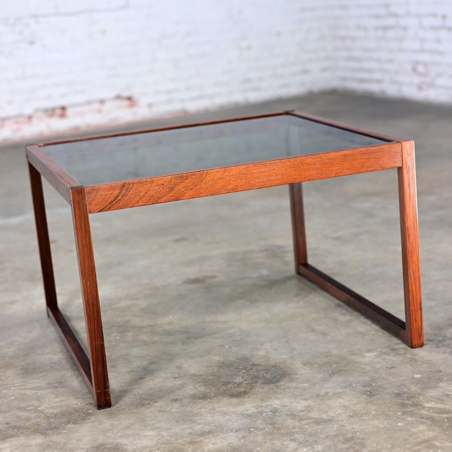 Table basse ou table d'appoint vintage MCM Rosewood Square Frame & plateau en verre fumé en vente 10