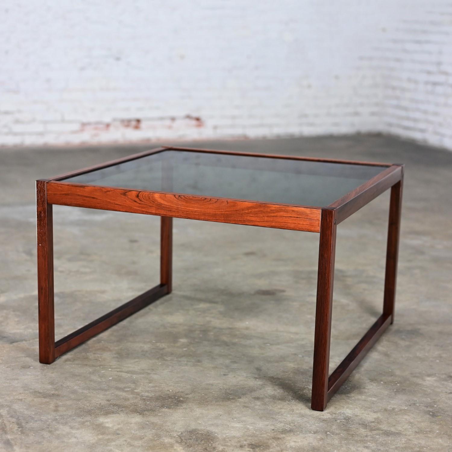 Table basse ou table d'appoint vintage MCM Rosewood Square Frame & plateau en verre fumé en vente 11