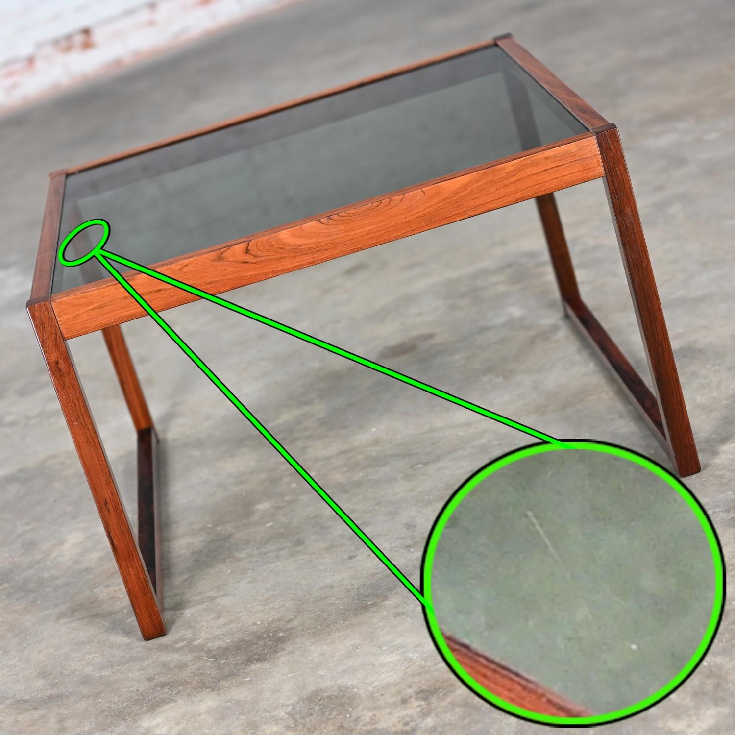Table basse ou table d'appoint vintage MCM Rosewood Square Frame & plateau en verre fumé en vente 12
