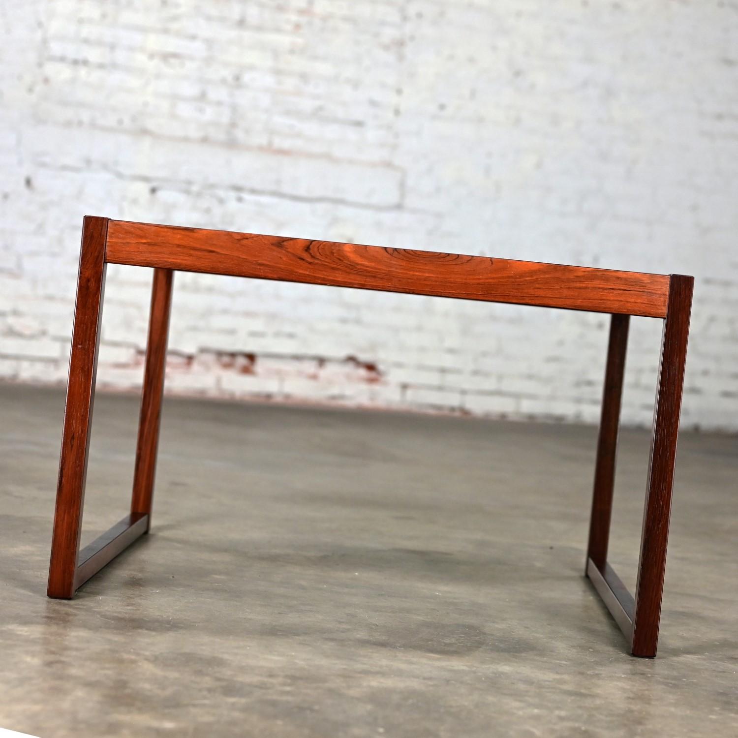 Magnifique table basse ou table d'appoint du milieu du 20e siècle, avec cadre carré en bois de rose et plateau en verre fumé. Byit, en gardant à l'esprit qu'il s'agit d'une pièce vintage et non pas neuve, qui présentera donc des signes d'utilisation