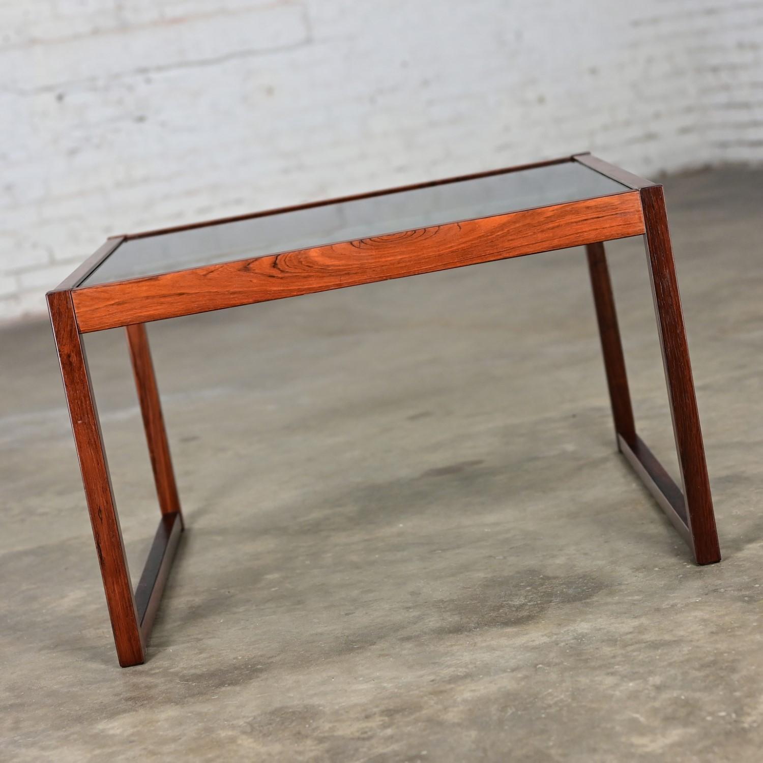 Mid-Century Modern Table basse ou table d'appoint vintage MCM Rosewood Square Frame & plateau en verre fumé en vente