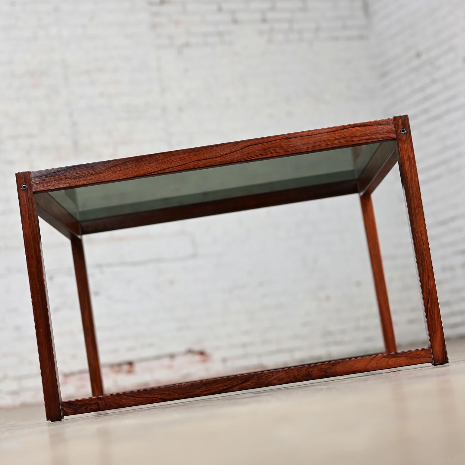 Inconnu Table basse ou table d'appoint vintage MCM Rosewood Square Frame & plateau en verre fumé en vente