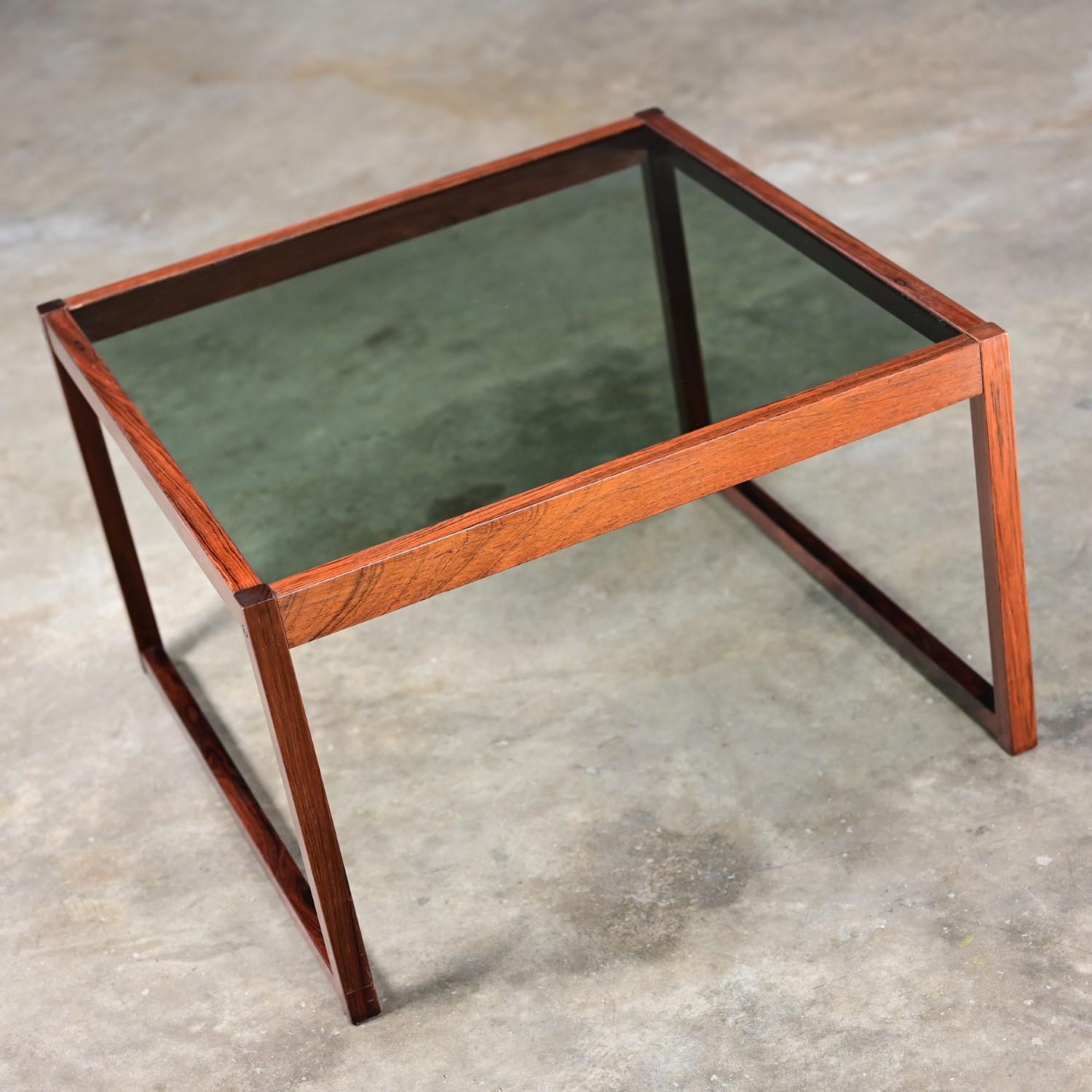 Table basse ou table d'appoint vintage MCM Rosewood Square Frame & plateau en verre fumé Bon état - En vente à Topeka, KS