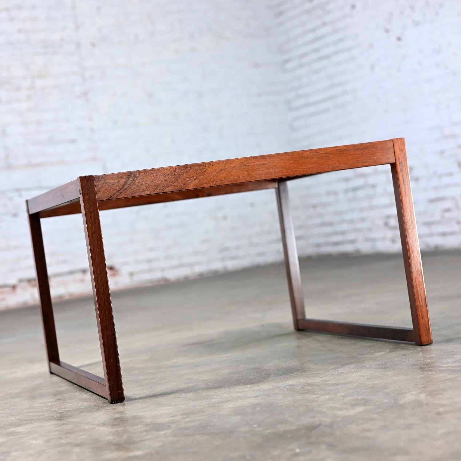 20ième siècle Table basse ou table d'appoint vintage MCM Rosewood Square Frame & plateau en verre fumé en vente