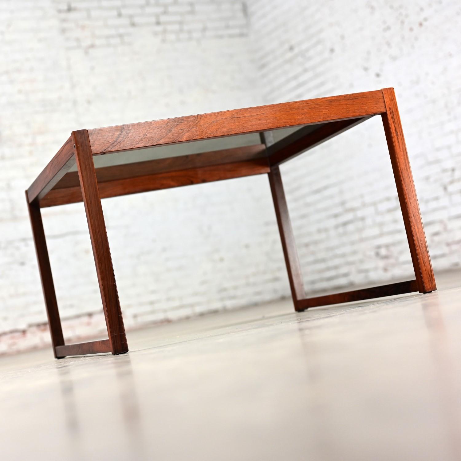 Verre fumé Table basse ou table d'appoint vintage MCM Rosewood Square Frame & plateau en verre fumé en vente