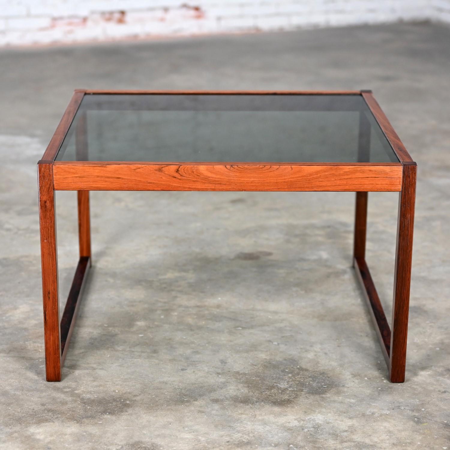 Table basse ou table d'appoint vintage MCM Rosewood Square Frame & plateau en verre fumé en vente 1