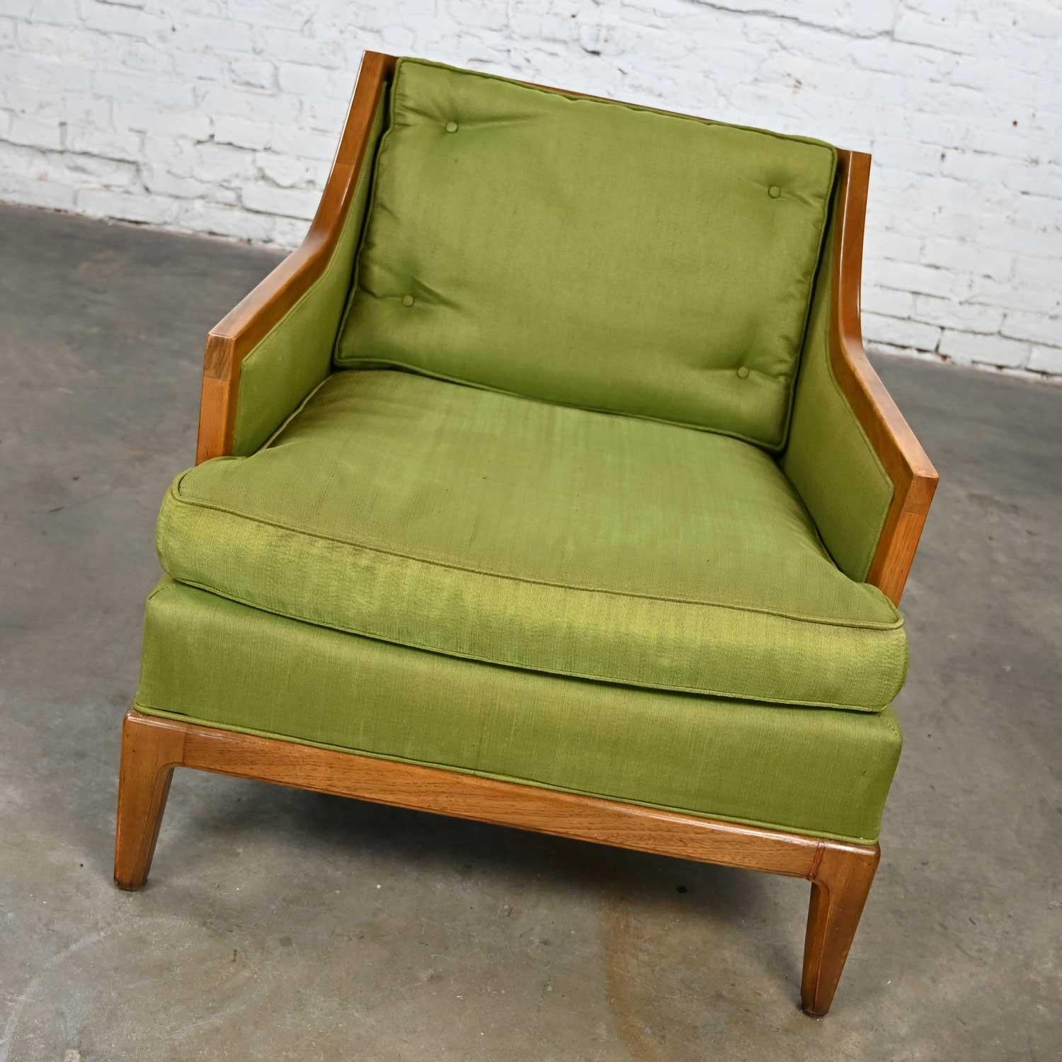 Charmante chaise de salon vintage MCM (Mid-Century Modern) Sears & Roebuck by Drexel Symphony Collection avec un revêtement d'origine en soie verte et un cadre en bois teinté noyer avec des côtés en canne tressée. Très bon état, tout en gardant à