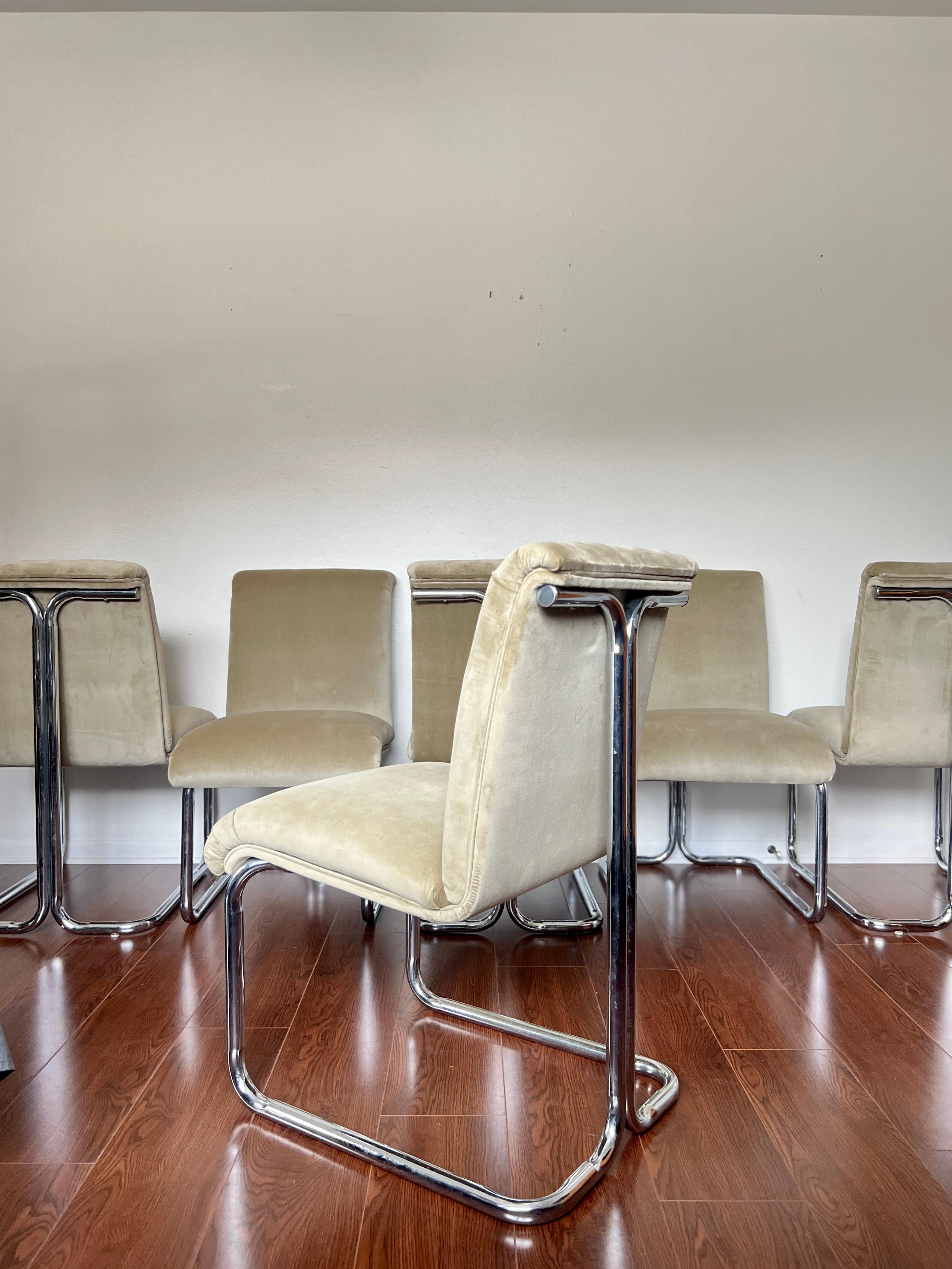 Ensemble vintage MCM de 4 chaises de style Milo Baughman en chrome et velours vert sauge en vente 3