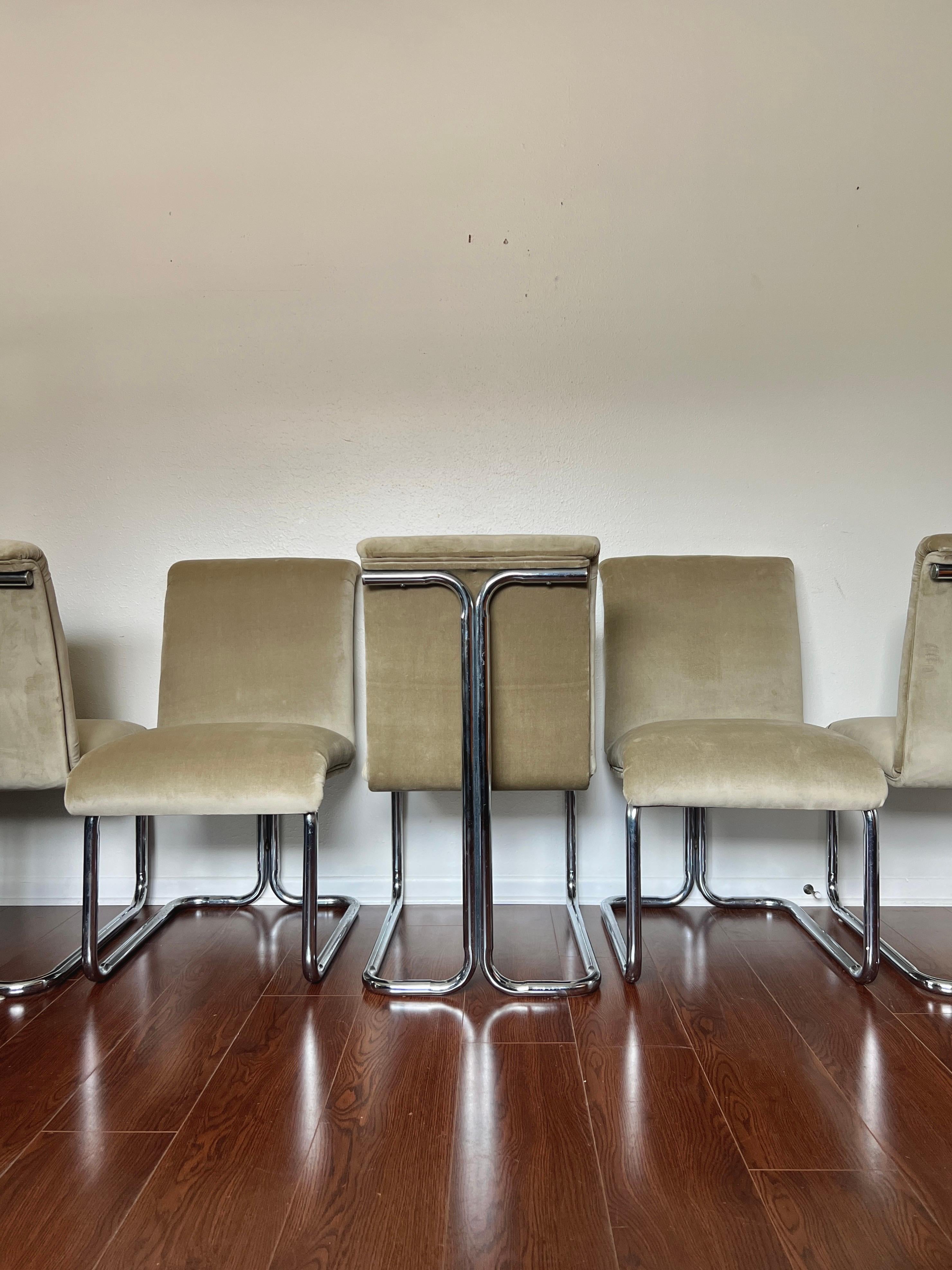 Ensemble vintage MCM de 4 chaises de style Milo Baughman en chrome et velours vert sauge en vente 4