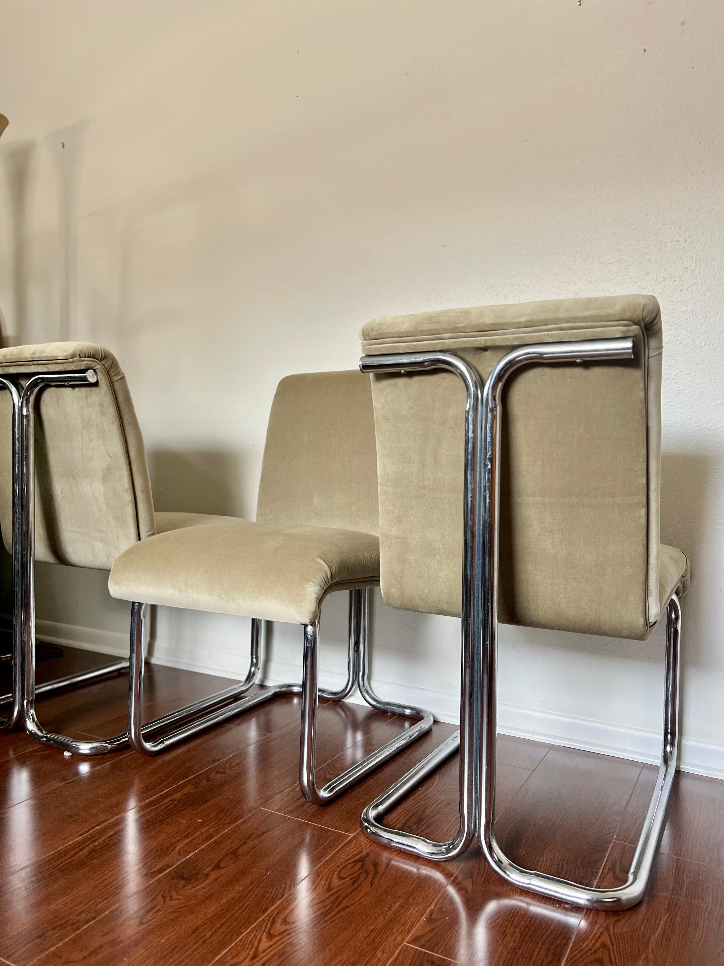 Ensemble vintage MCM de 4 chaises de style Milo Baughman en chrome et velours vert sauge en vente 5