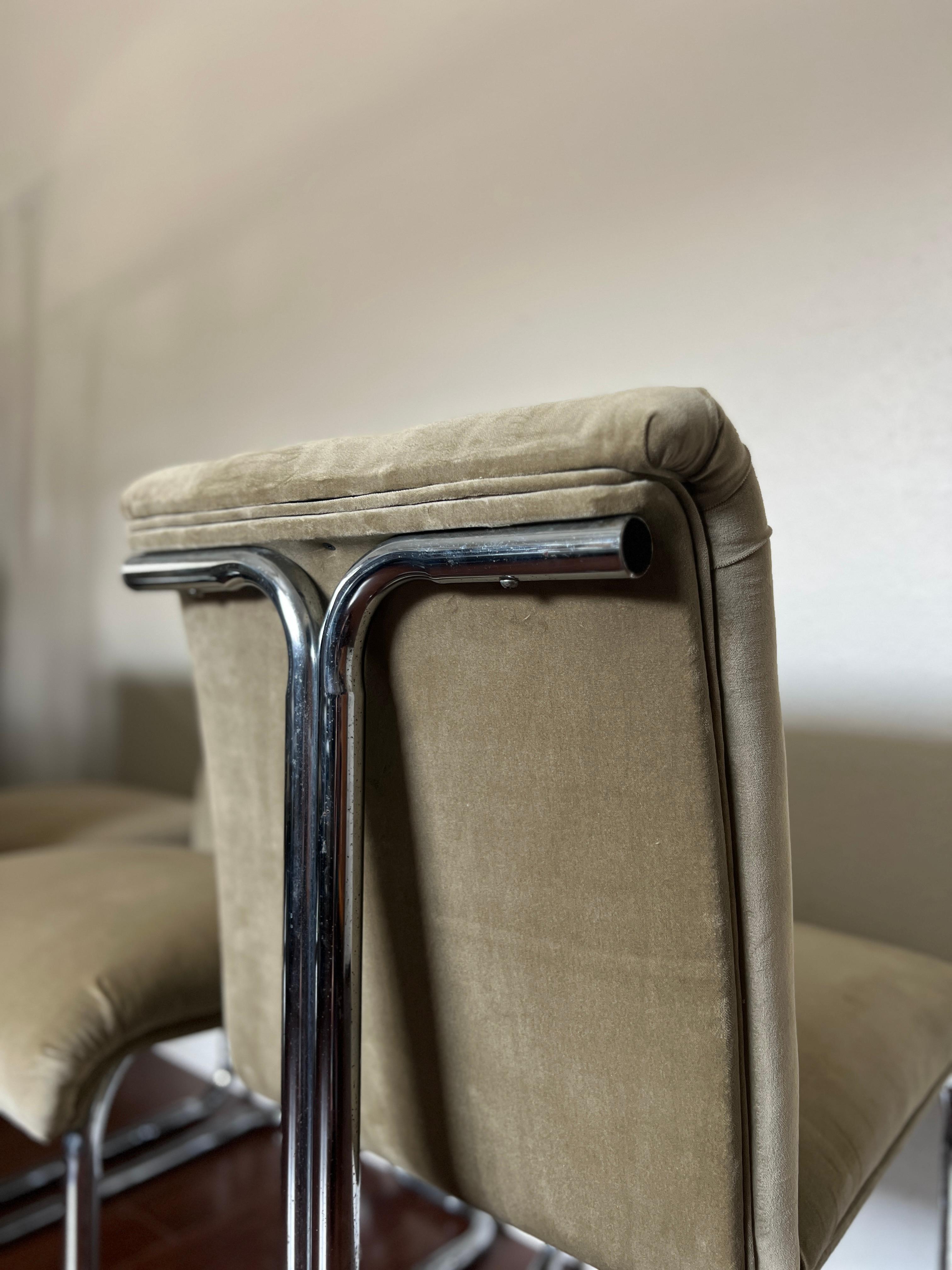 Ensemble vintage MCM de 4 chaises de style Milo Baughman en chrome et velours vert sauge en vente 6