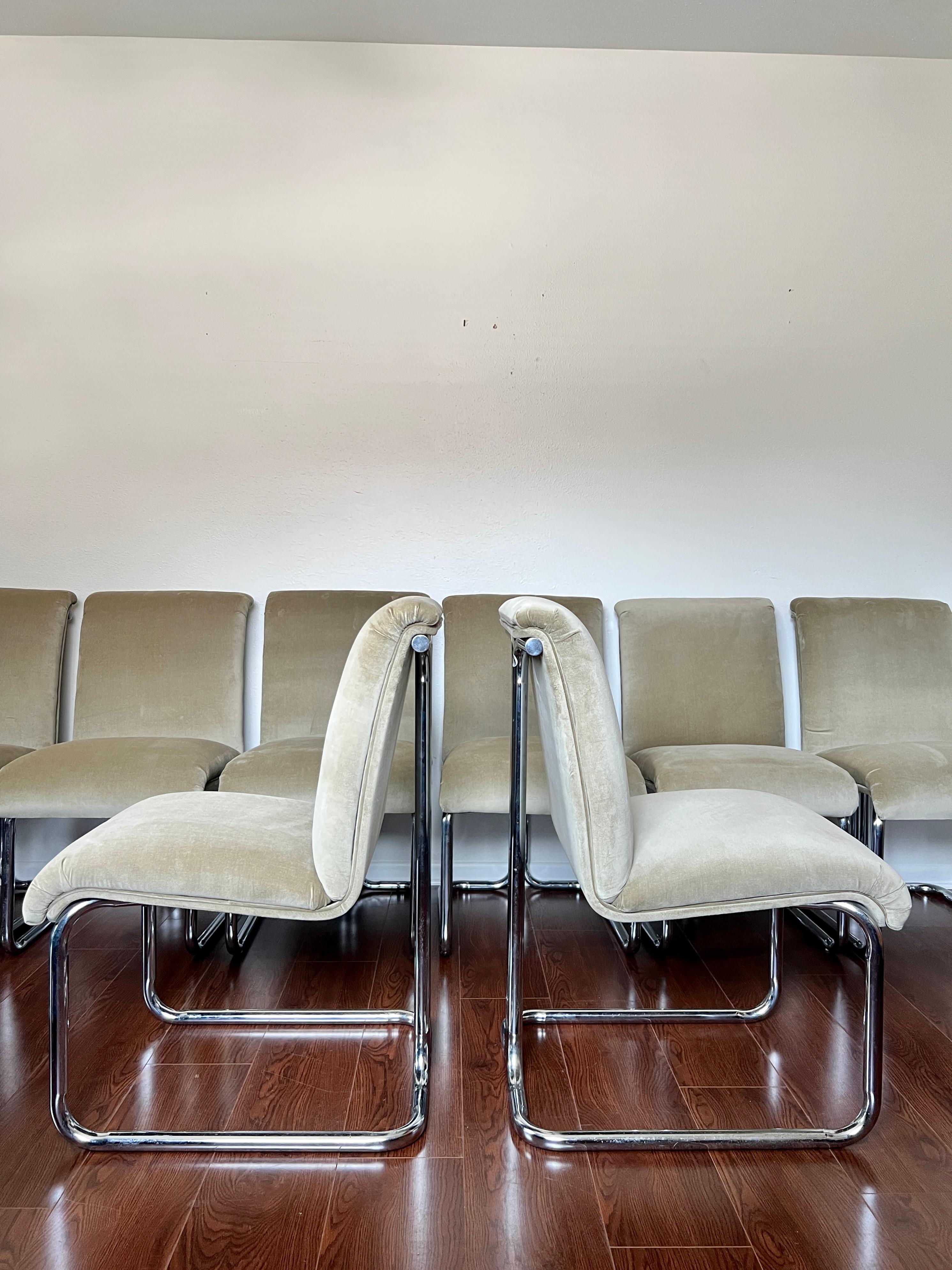 Ensemble vintage MCM de 4 chaises de style Milo Baughman en chrome et velours vert sauge Bon état - En vente à Houston, TX