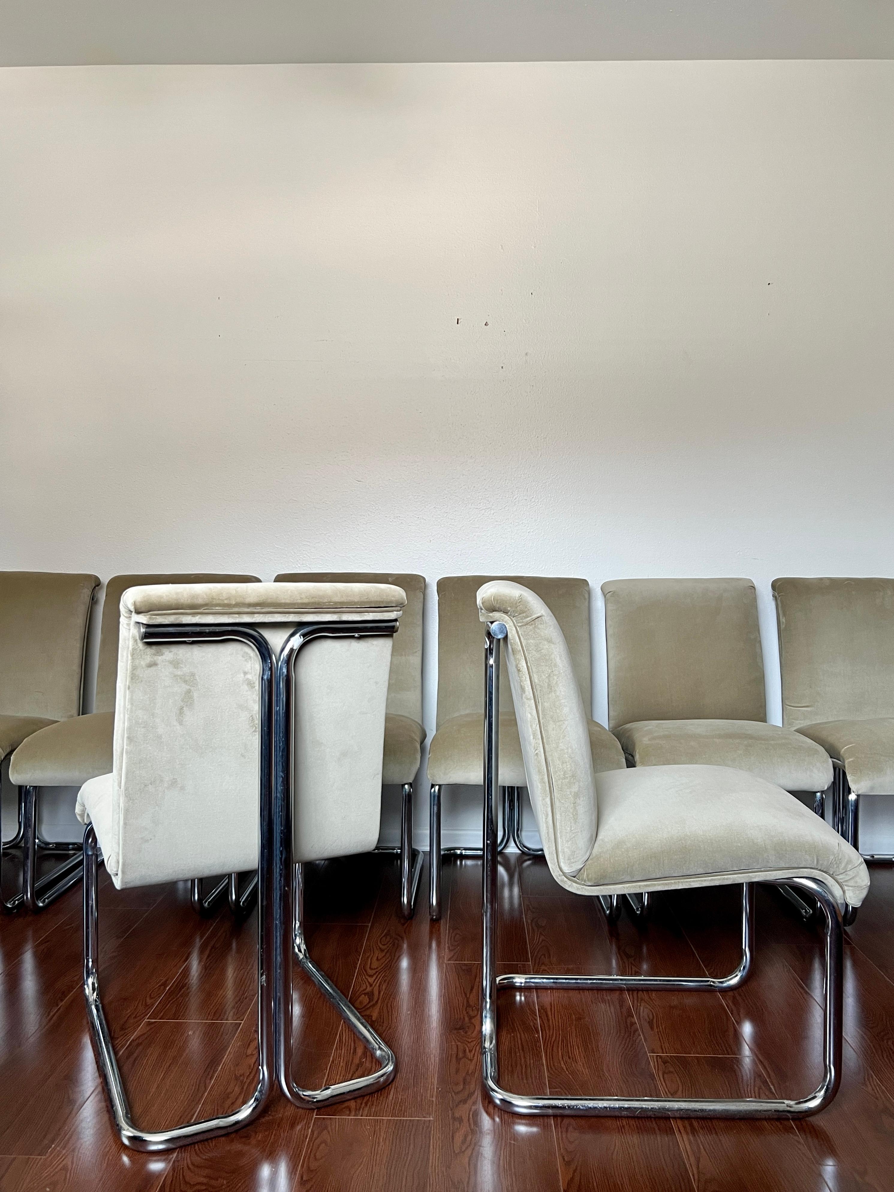 Fin du 20e siècle Ensemble vintage MCM de 4 chaises de style Milo Baughman en chrome et velours vert sauge en vente