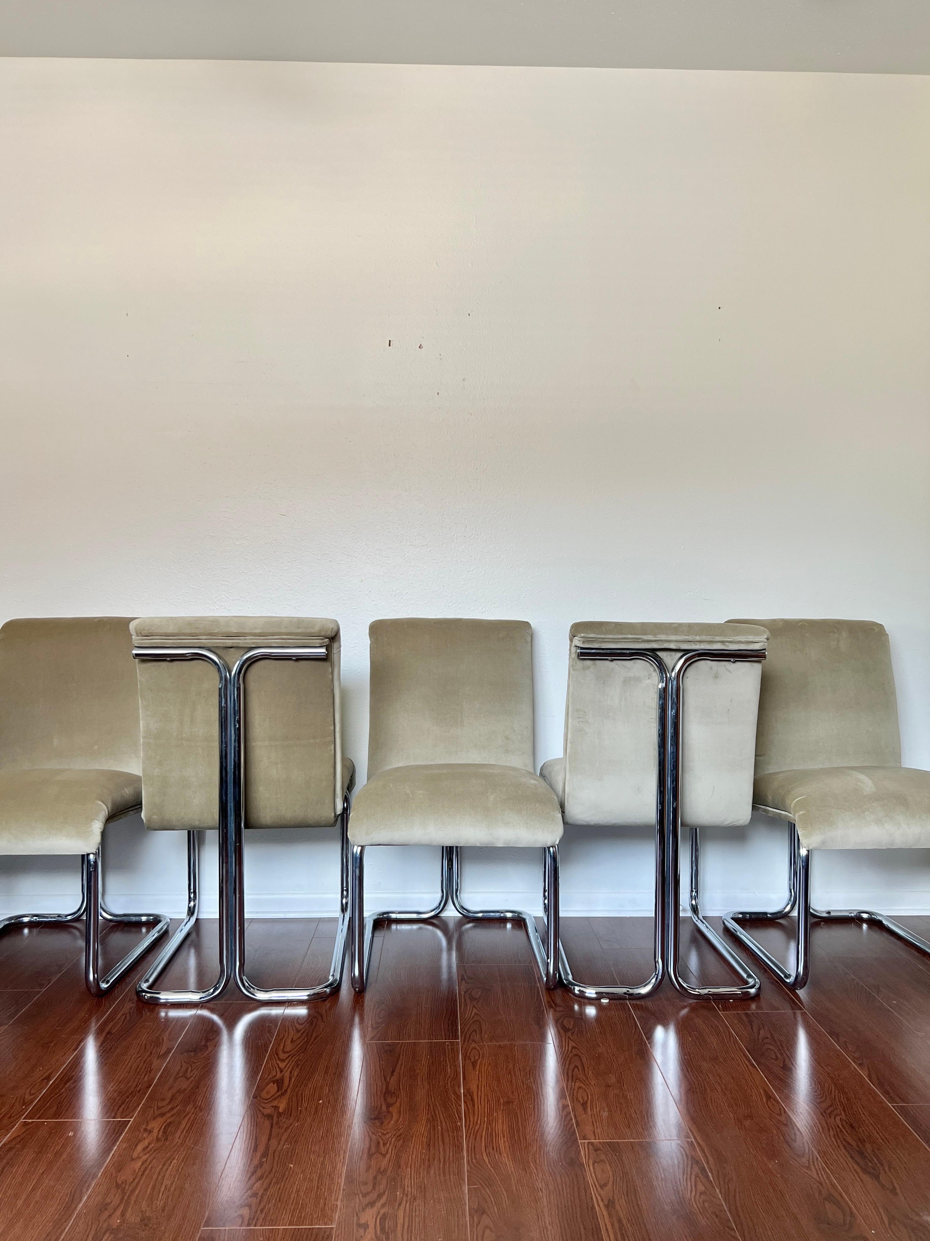 Ensemble vintage MCM de 4 chaises de style Milo Baughman en chrome et velours vert sauge en vente 1