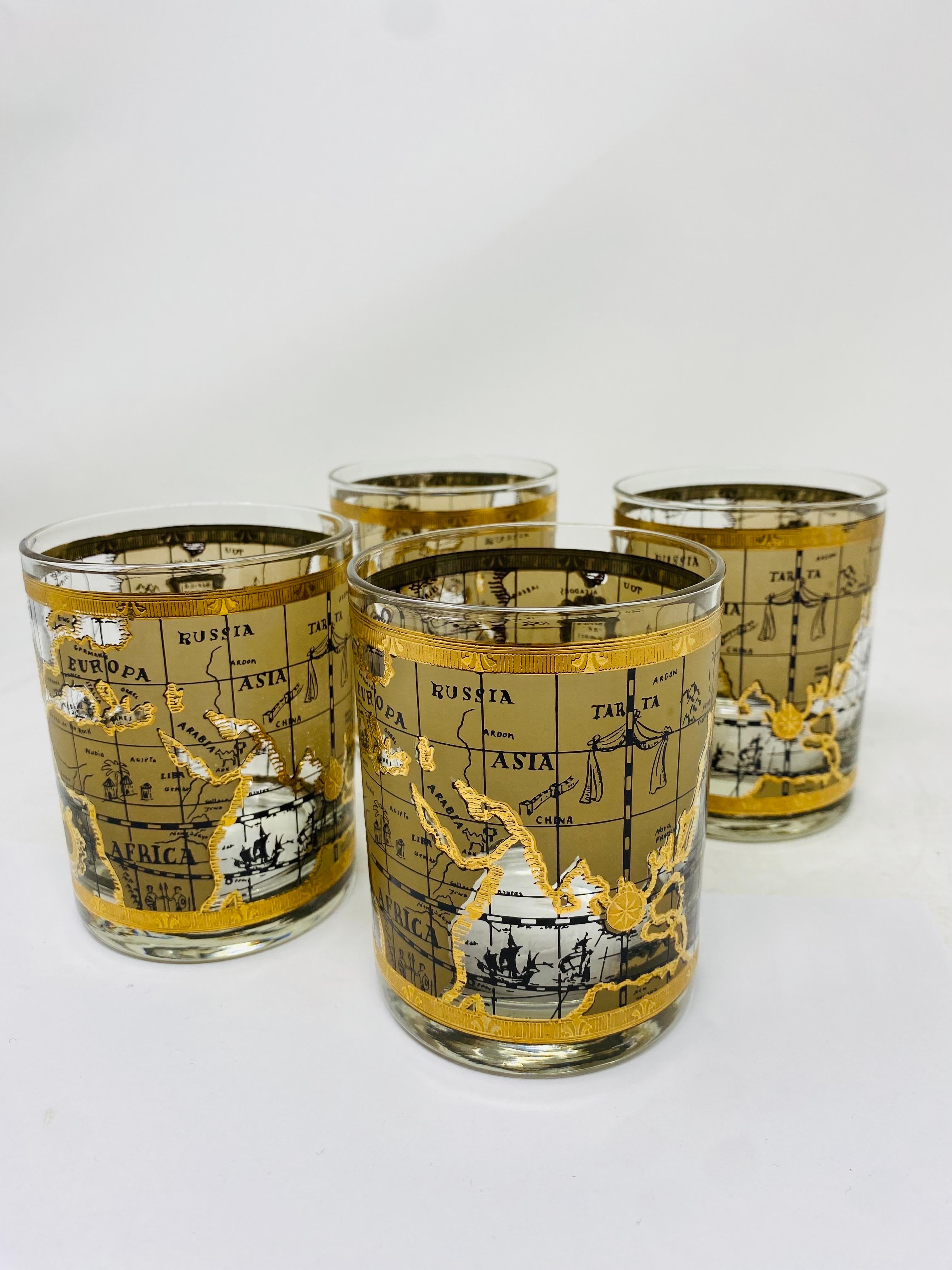 Juego de 4 vasos antiguos Vintage Cera. Estas piezas de mediados de siglo con diseños de mapas del viejo mundo en oro de 22 quilates son clásicas e inspiradoras.  Las gafas miden aproximadamente 4,25