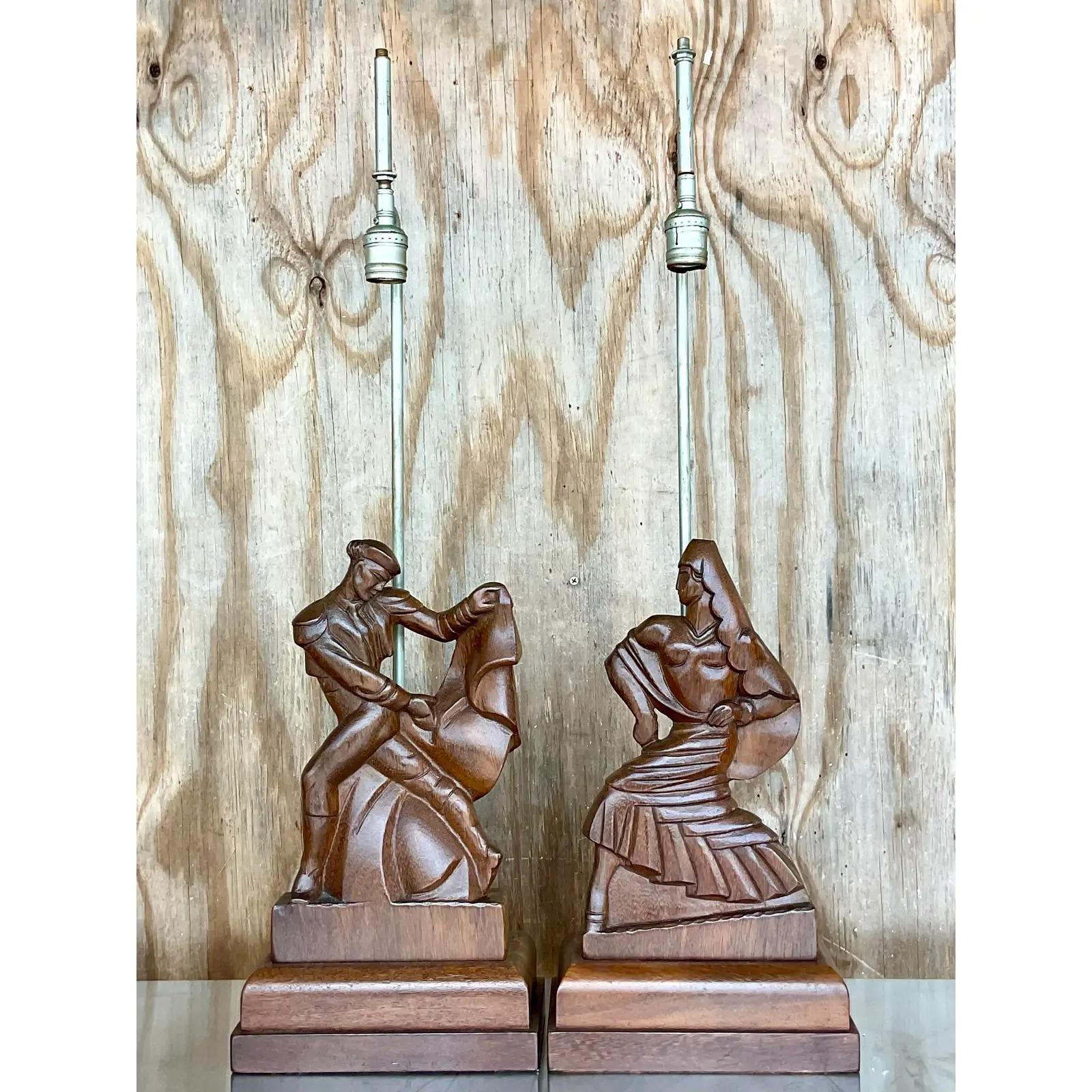 Incroyable paire de lampes de table vintage sculptées à la main. Fabriqué par le groupe Heifetz, très recherché, et signé au dos. Une belle composition d'un couple de danseurs. Matériel d'origine. Acquis d'une propriété de Palm Beach.
