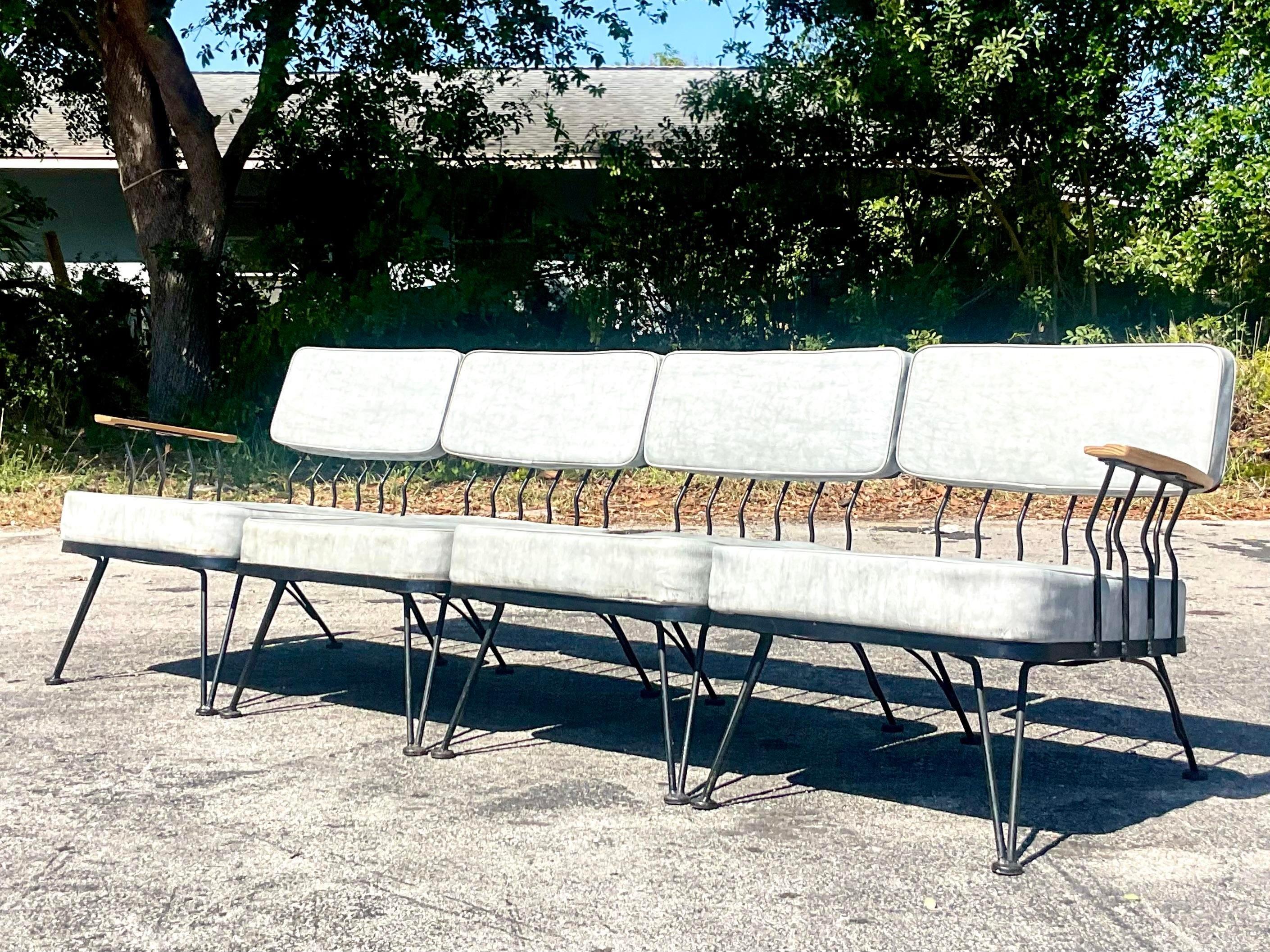 Un spectaculaire canapé vintage en fer forgé MCM. Fabriqué par l'emblématique Russell Woodard et estampillé sur le fond. Séparé en quatre sections. Coussins pour le bas et le dos. Acquis d'une propriété de Palm Beach.