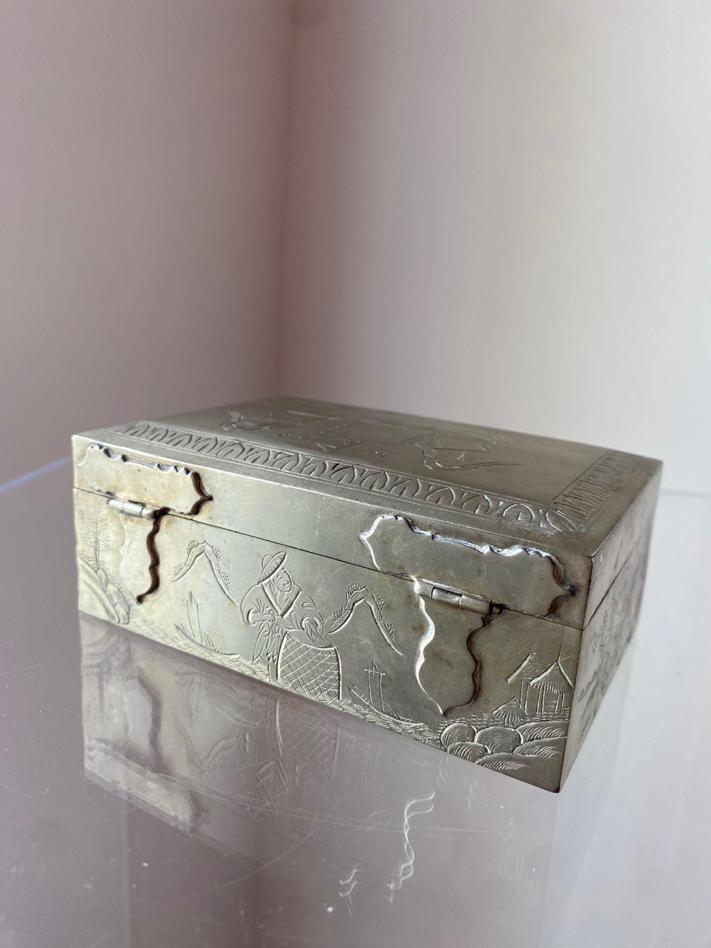 Vintage MCM Small Brass Chinoiserie Trinket Box For Sale 4