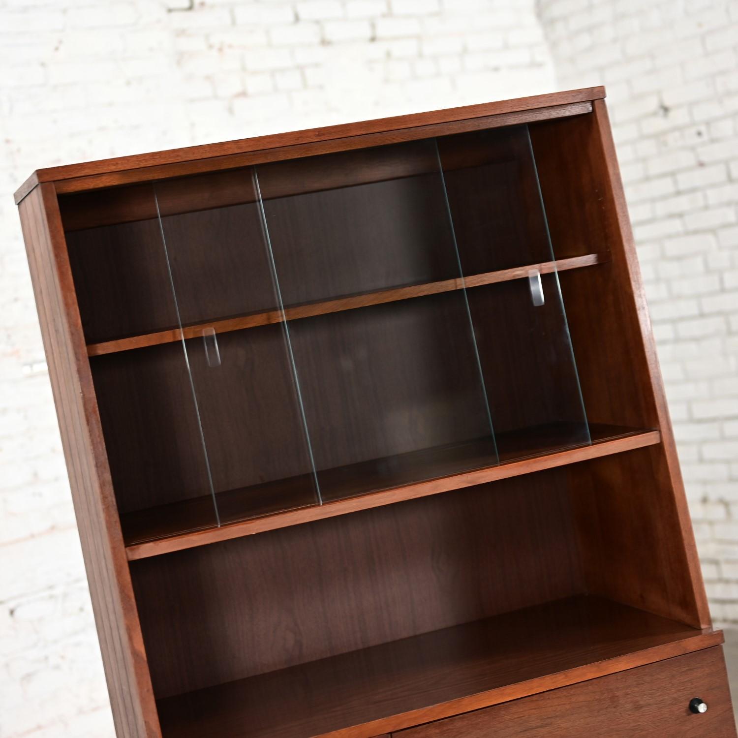Vintage MCM Stanley Furniture Petite Walnut China Cabinet Book or Display Case 3