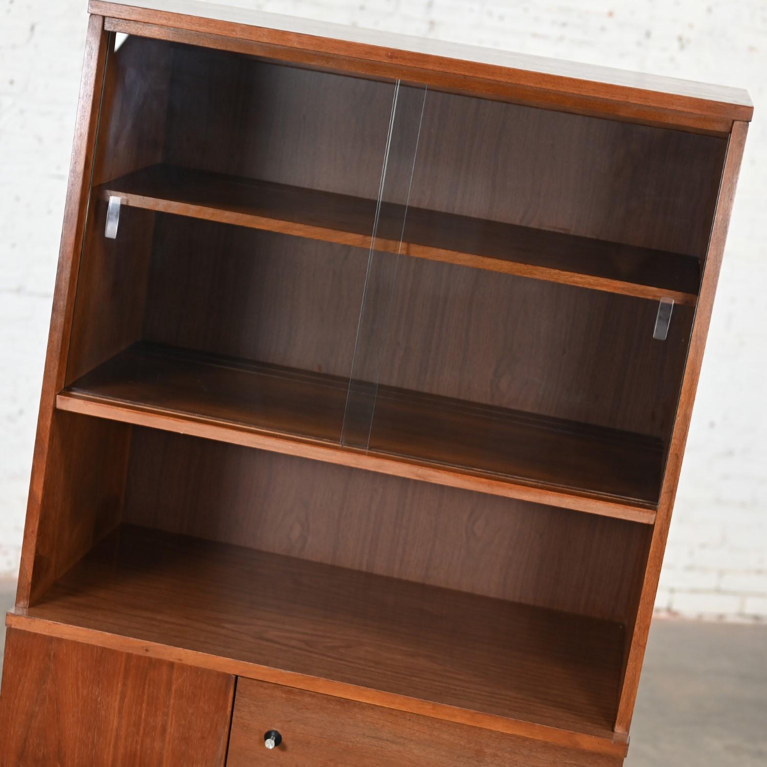 Vintage MCM Stanley Furniture Petite Walnut China Cabinet Book or Display Case 7