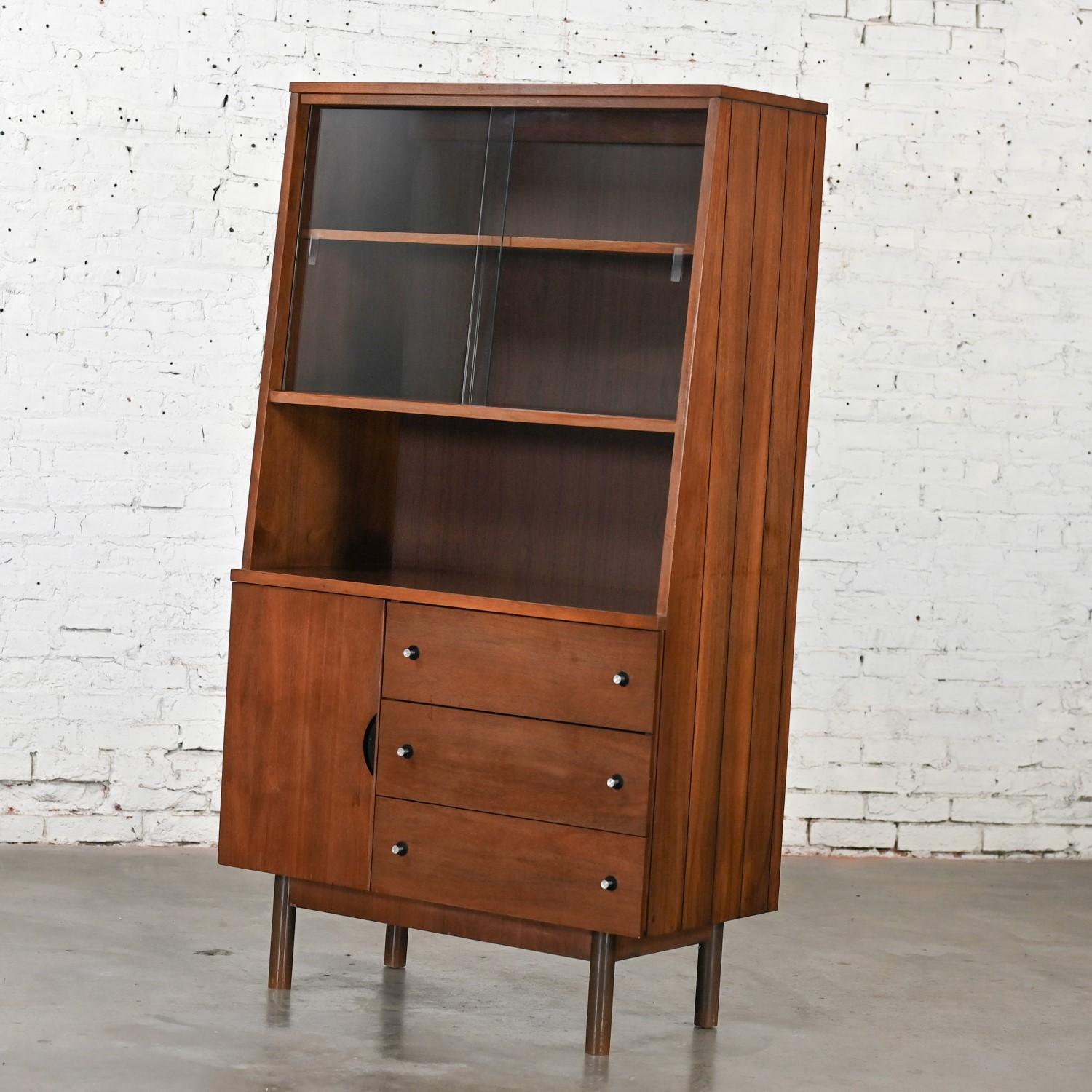 Vintage MCM Stanley Furniture Petite Walnut China Cabinet Book or Display Case 11
